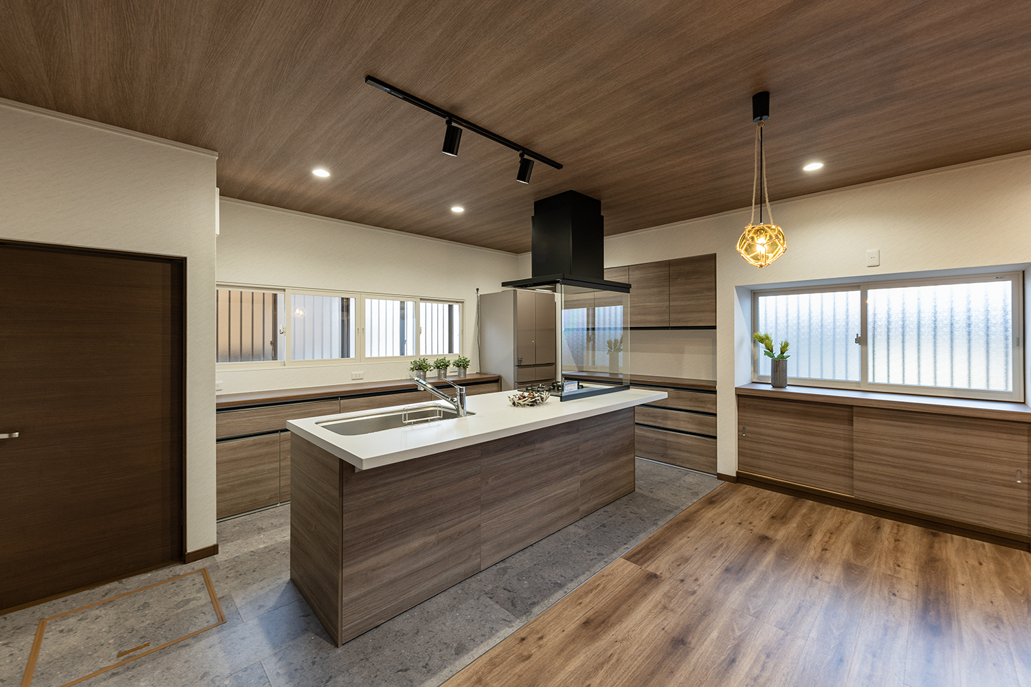 狭山市リノベーション｜木目調アイランドキッチンで明るく生まれ変わったLDK