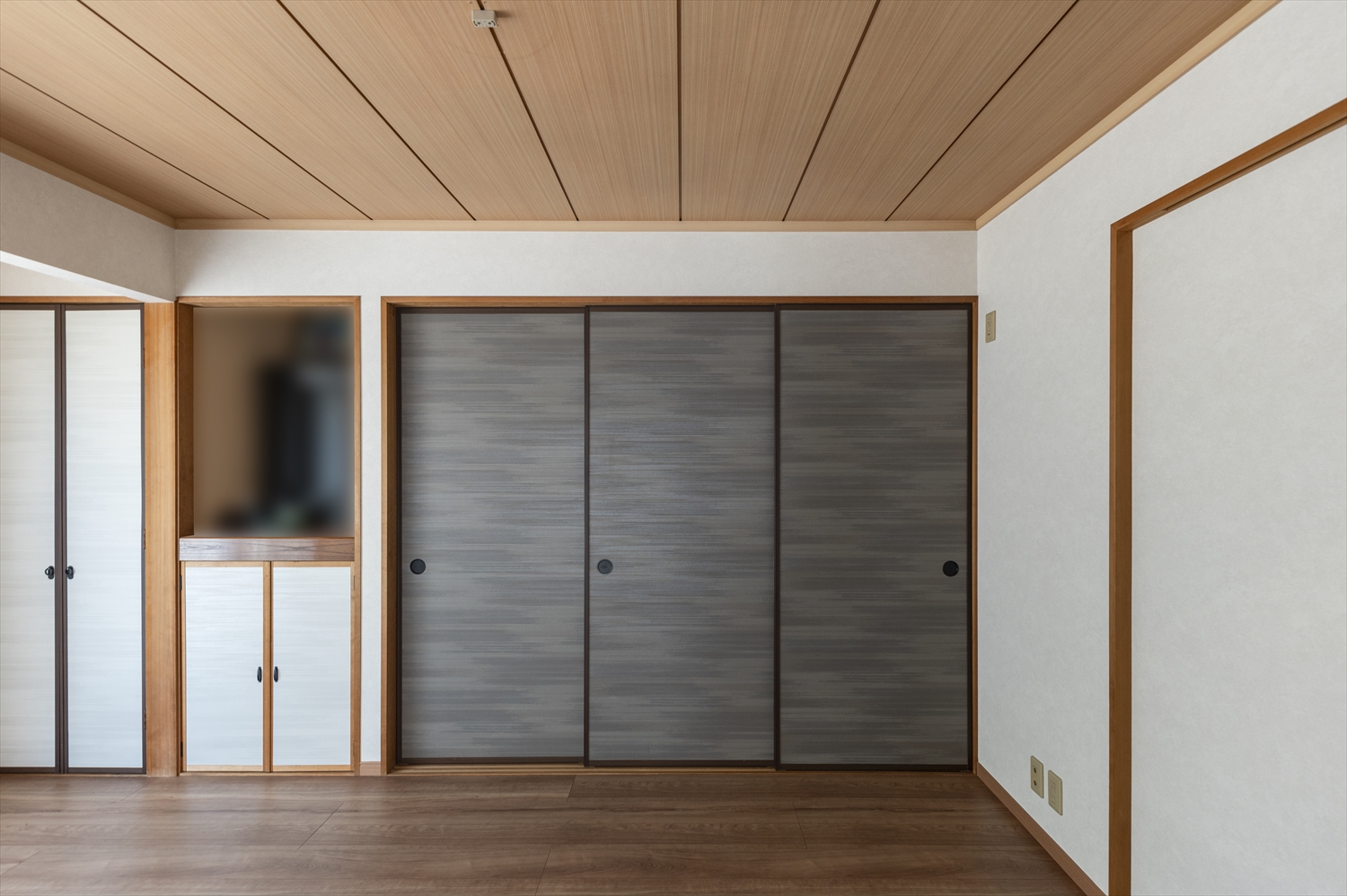 川越市リノベーション｜床と襖・クロスを一新して明るく仕上げた1階洋室