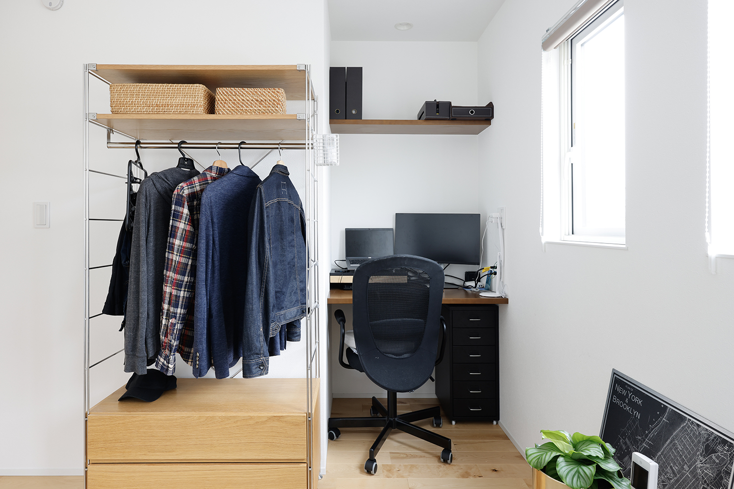 書斎コーナーの造作カウンターと2連窓、オープン収納を備えたワークスペース