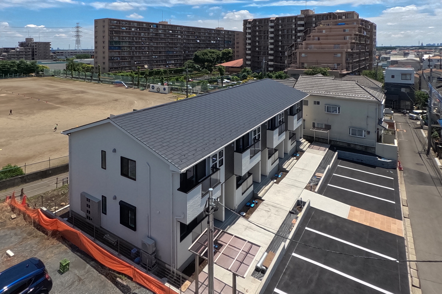 昼間の外観全景と駐車場計画（狭山市のアパート建築ピュアフロンティア）