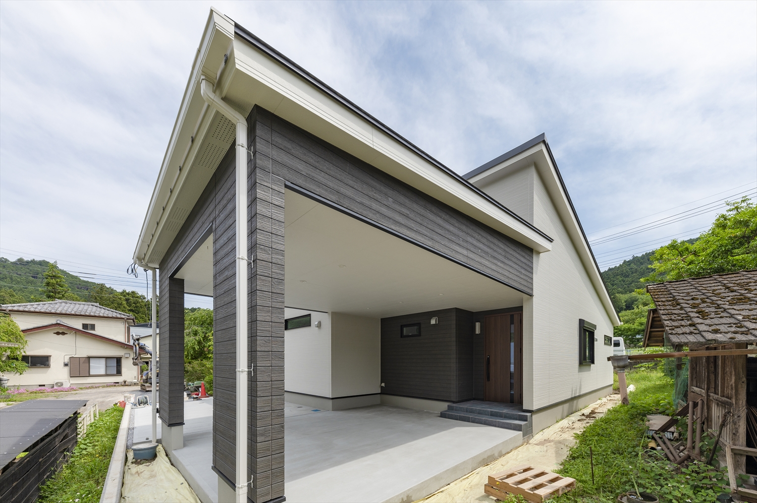 屋根付き駐車場と玄関アプローチを備えた平屋住宅の外観（テクノストラクチャー施工事例）