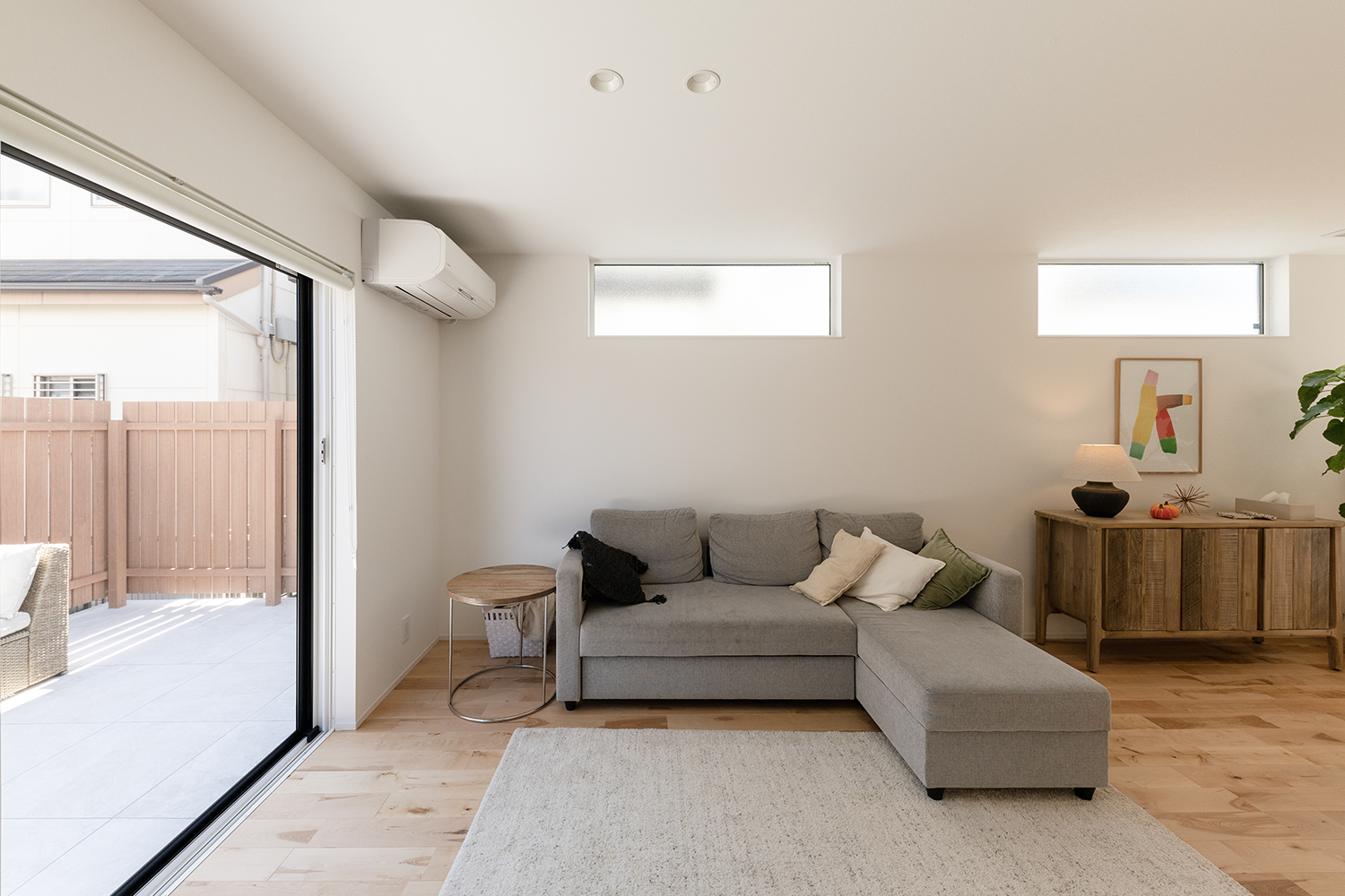 高窓と雪見窓が並ぶ狭山市のR+houseリビング、自然光を取り入れる設計