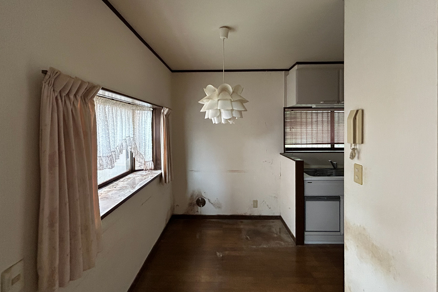 リフォーム前のダイニングキッチン。窓からの光はあるものの、壁でキッチンと分かれており少し暗さが気になる状態