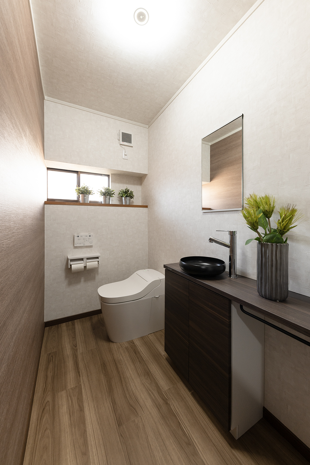 狭山市リノベーション｜手洗いカウンター付きで快適なトイレ空間