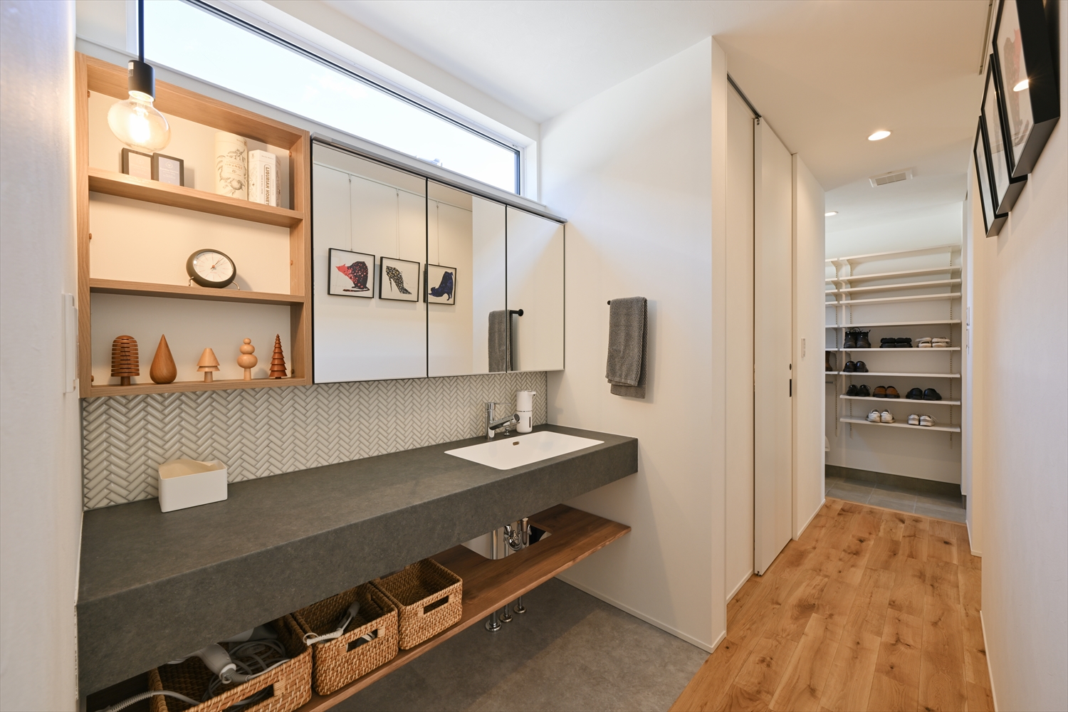 平屋注文住宅の洗面台、収納棚と鏡付きキャビネットで使いやすさに配慮したR+houseの住まい