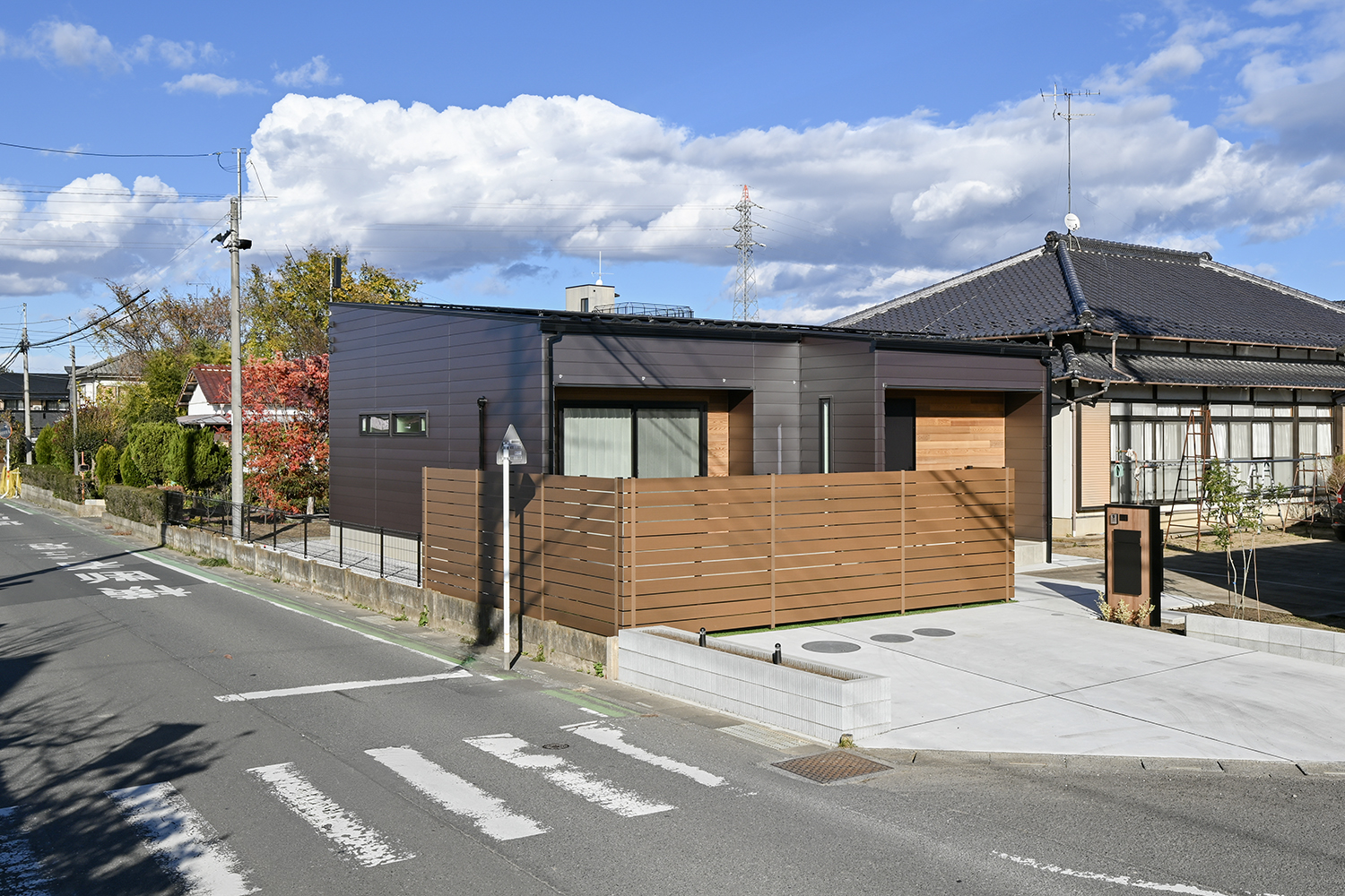 ウッドフェンスに囲まれたR+houseの平屋注文住宅、外観デザインとプライバシーを両立