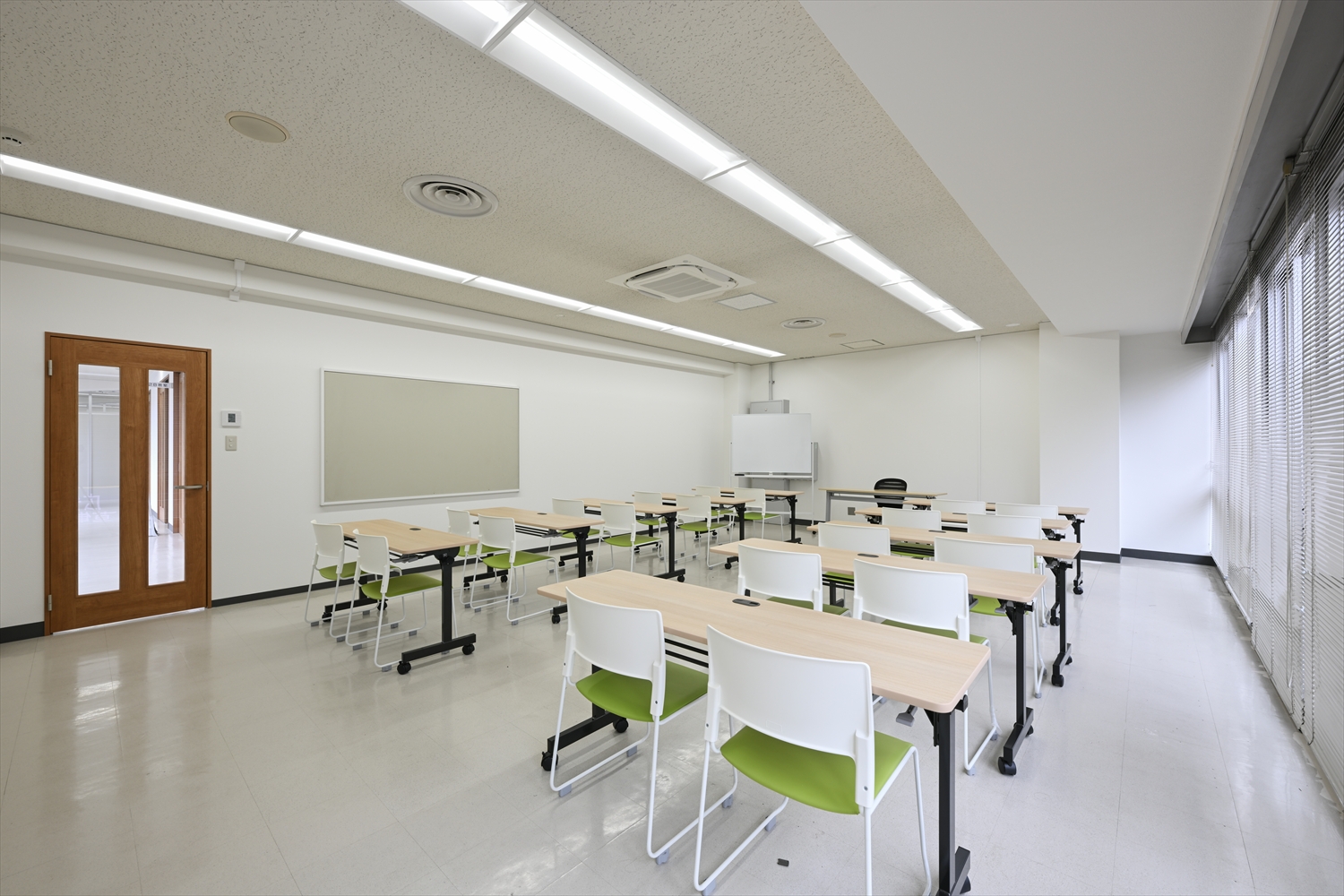 2階A教室の全景とホワイトボード