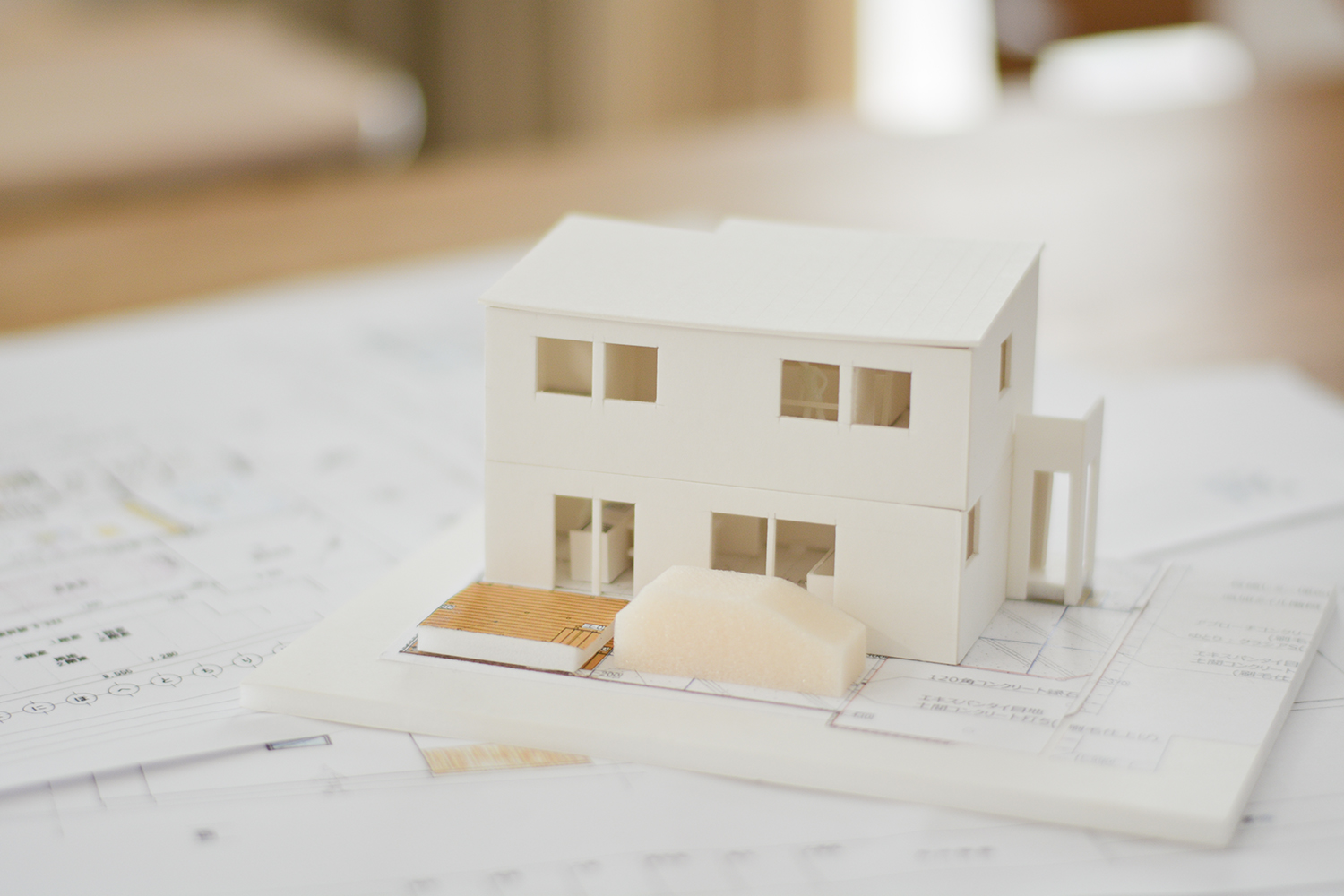 間取り図上の住宅模型と配置計画｜完成見学会で確認したい家づくりの寸法・動線イメージ