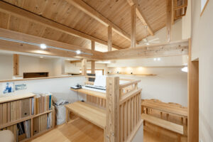 2階とフラットにつながる小屋裏収納のある1.5階建て