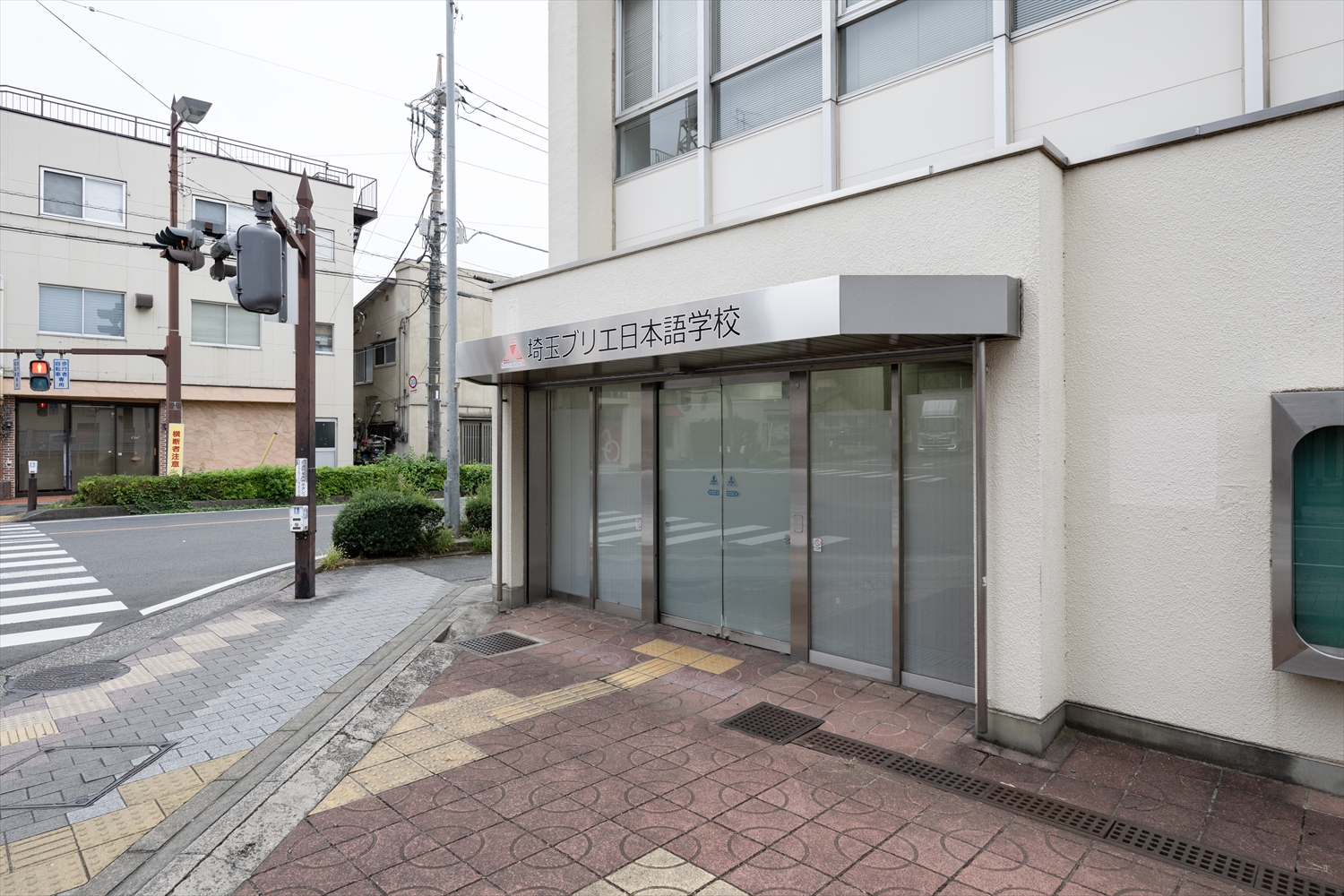 街に開かれたガラス面と、分かりやすいエントランス