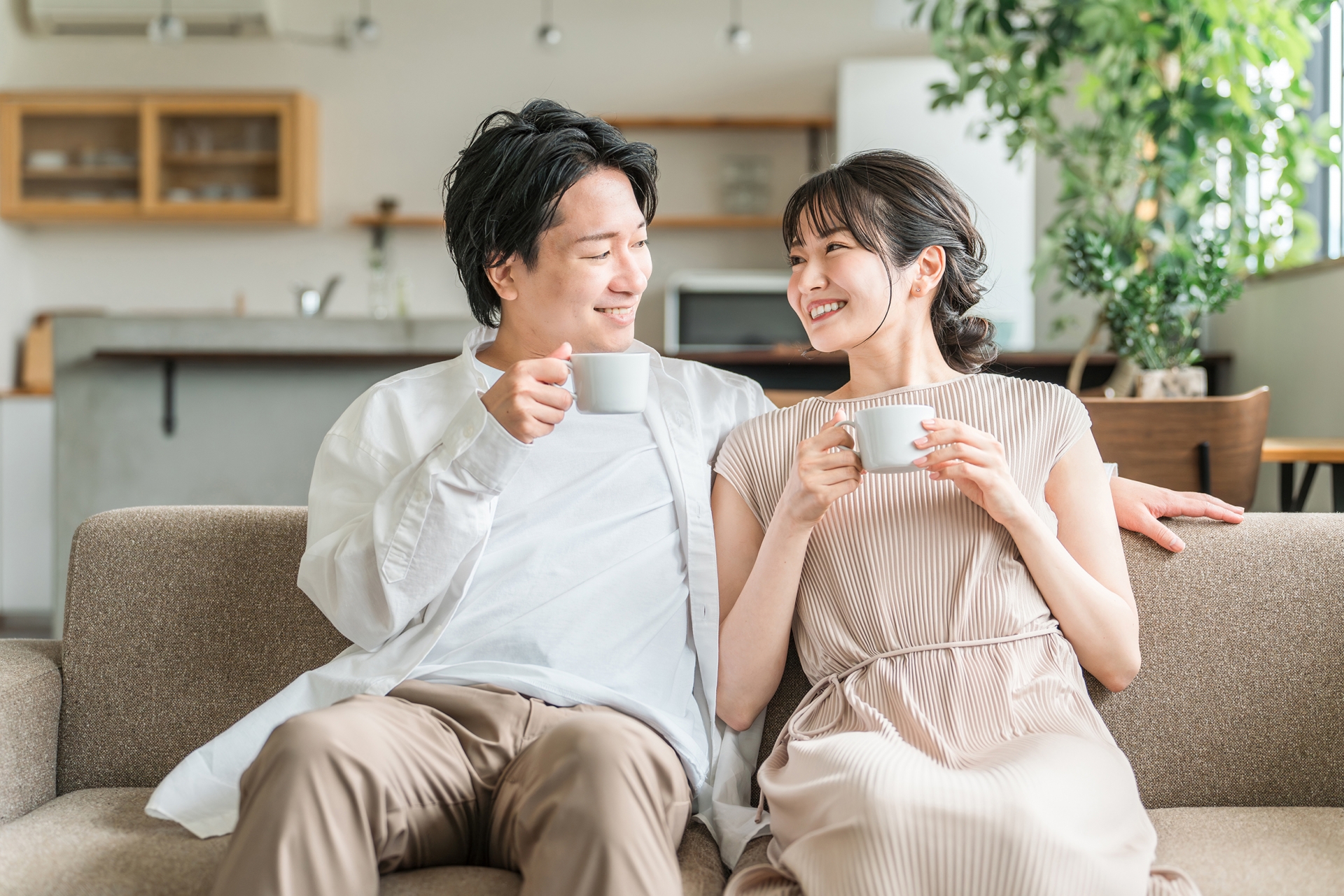 夏でも涼しい室内で過ごす家族の様子