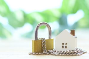 10月7日の盗難防止の日に、戸建ての玄関と窓の防犯対策を見直す家のイメージ