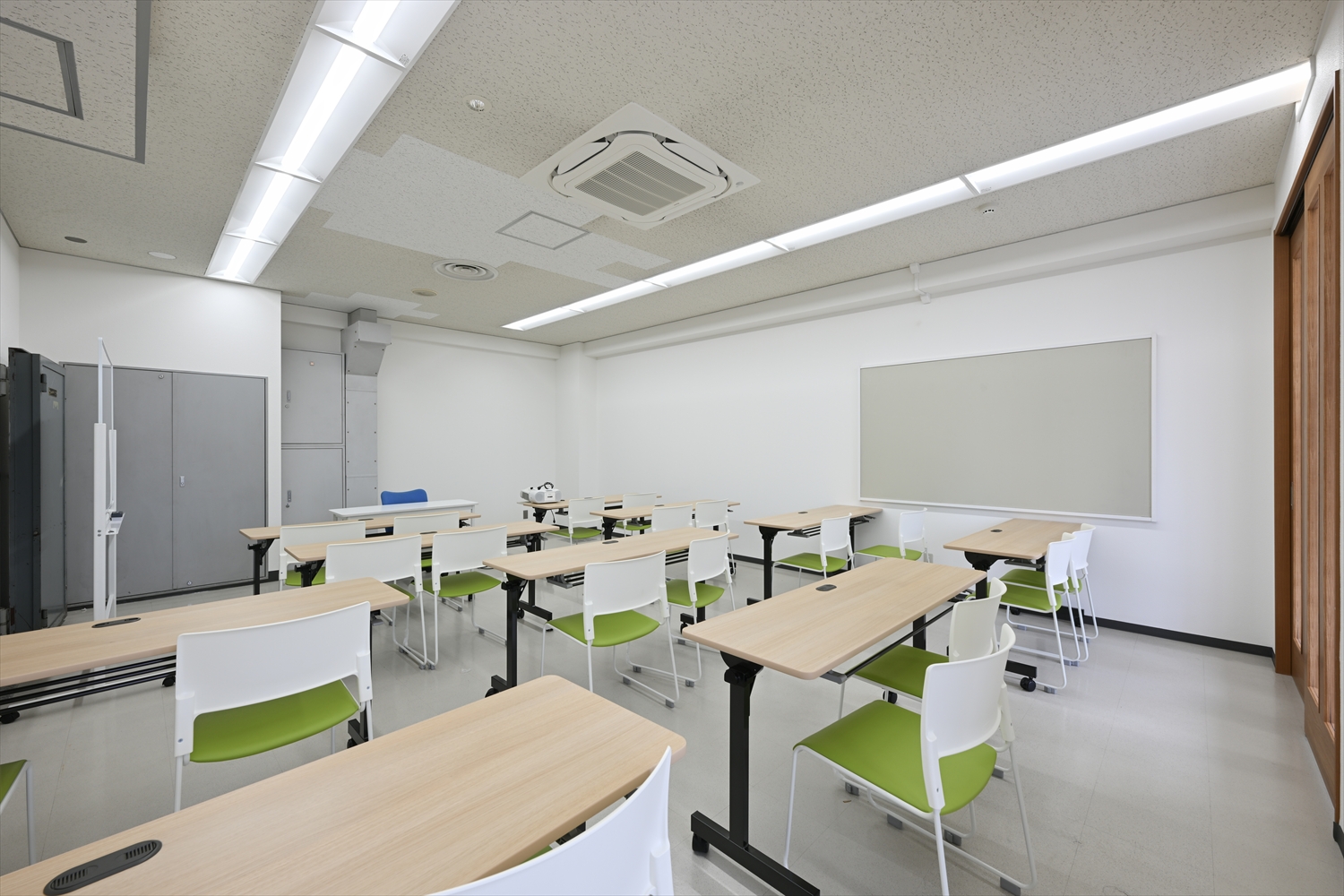 集中しやすい縦長レイアウトの2階C教室