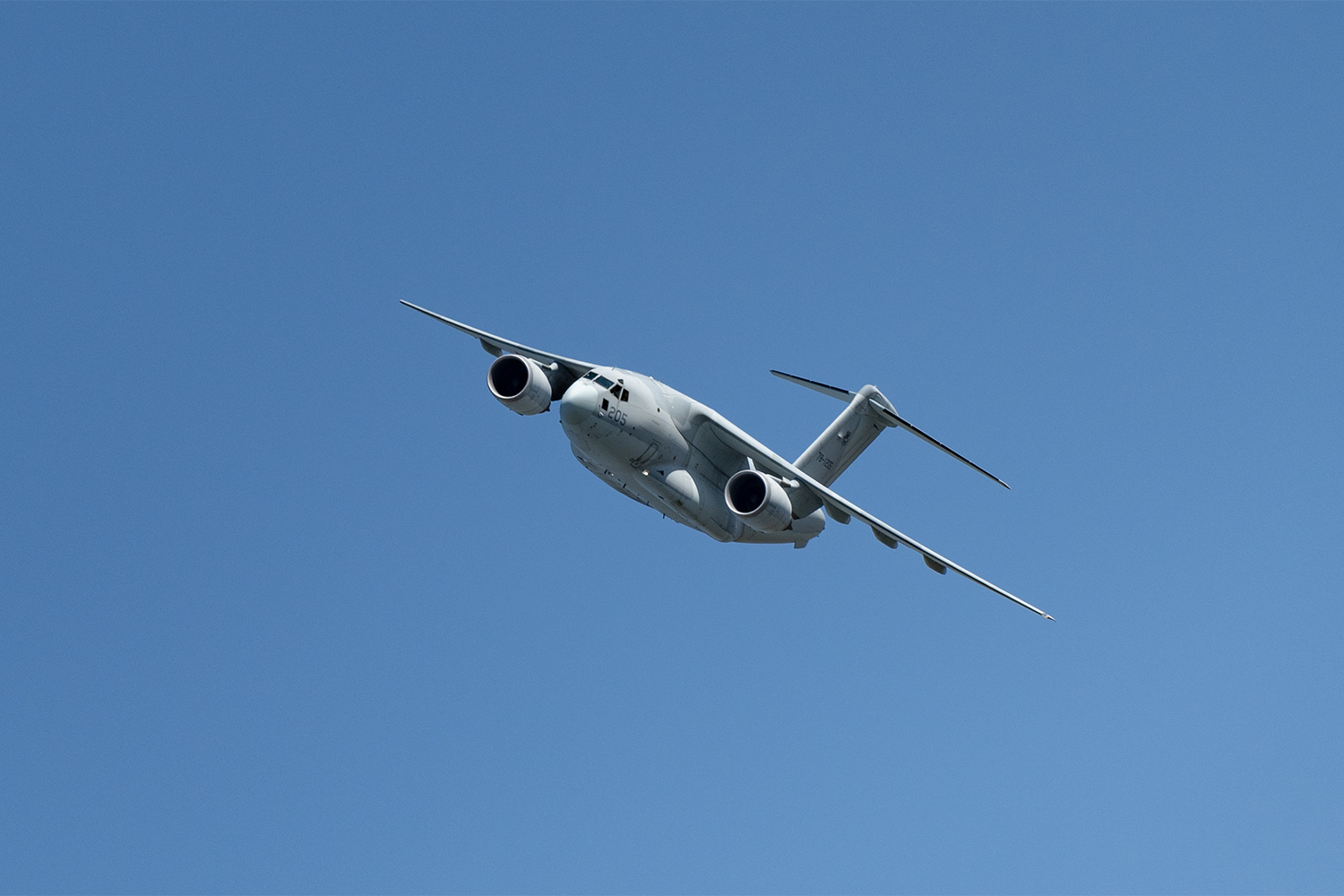 航空機地上展示エリアで機体を見上げる親子