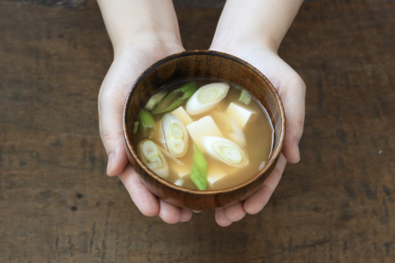木のお椀で味噌汁｜木の器が熱くなりにくい理由