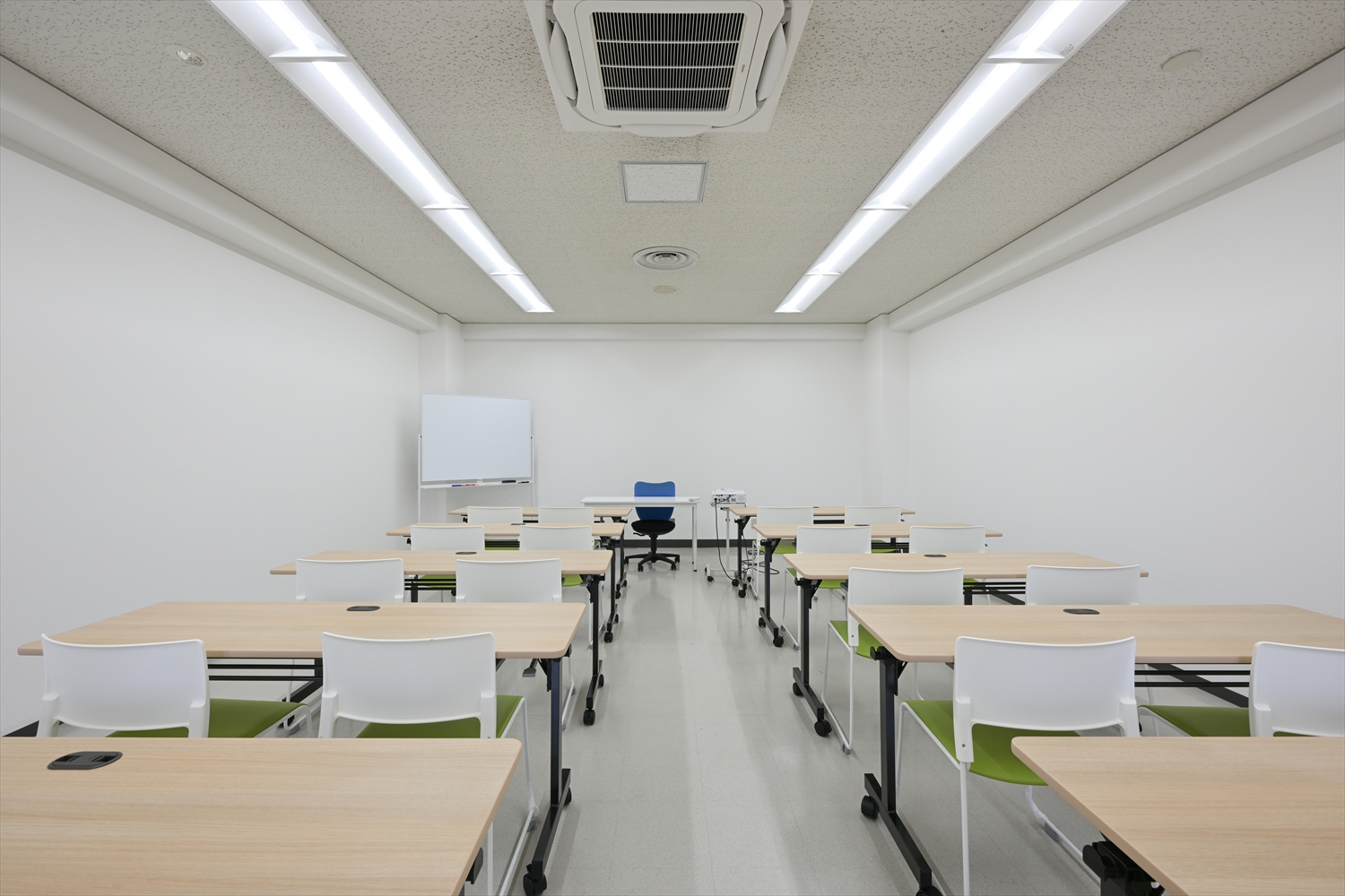 グループ学習に対応する2階B教室の机配置