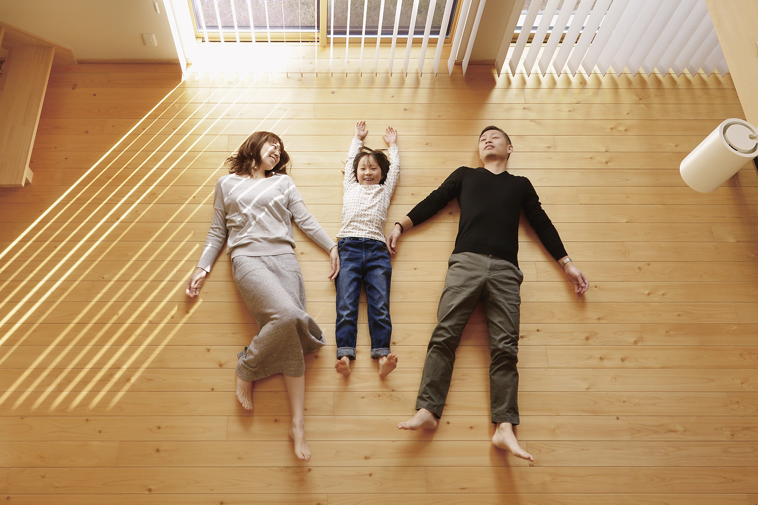 高断熱住宅のLDKで家族がくつろぐ様子