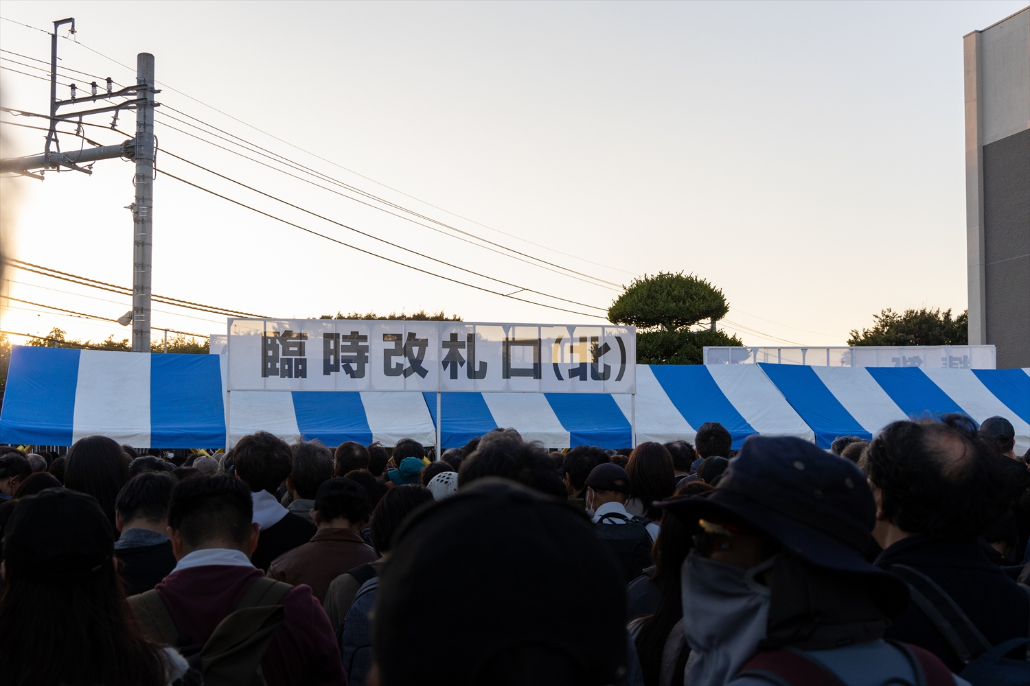 稲荷山門から入場する来場者と場内誘導の様子