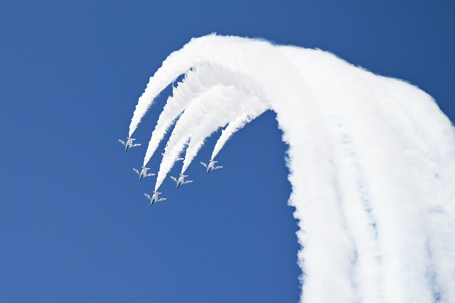 令和7年度 入間航空祭2025の青空とブルーインパルス編隊飛行(埼玉県狭山市・入間基地)