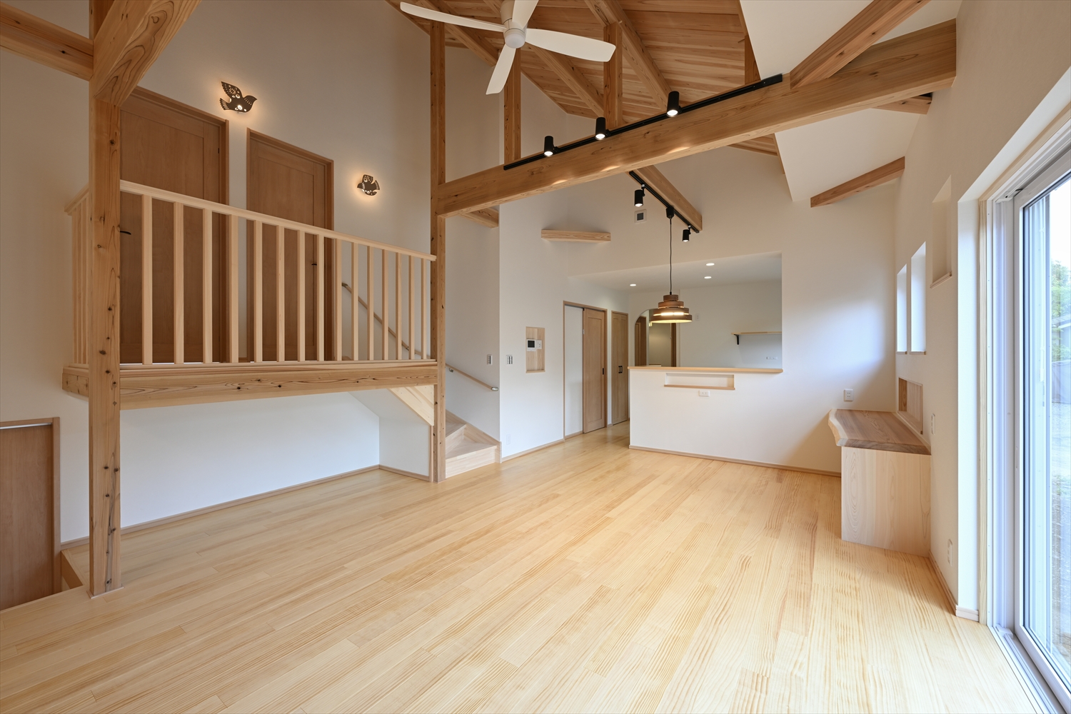 勾配屋根と高天井のある1.5階建てのリビング