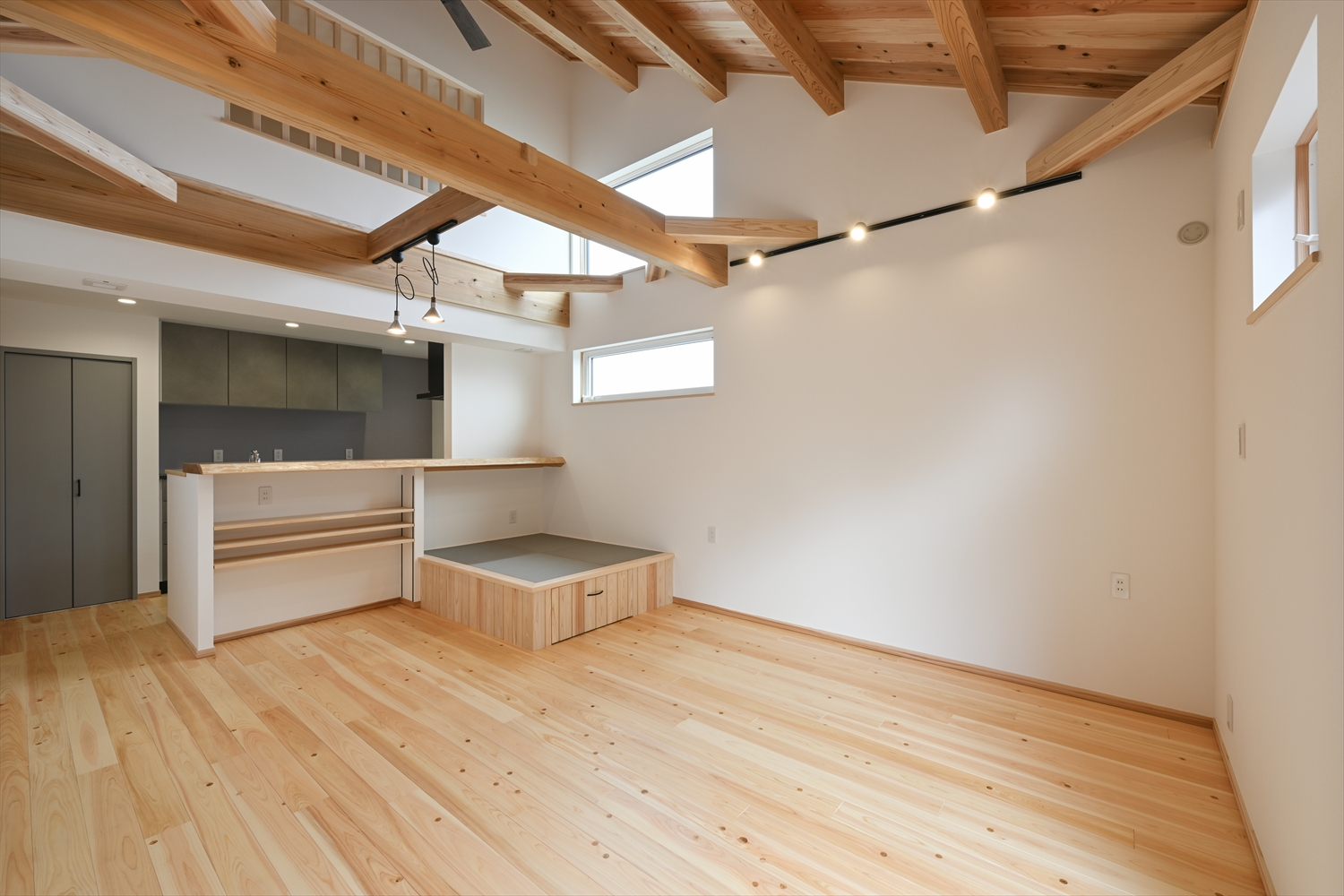 勾配天井と高窓で明るいLDKの1.5階建て