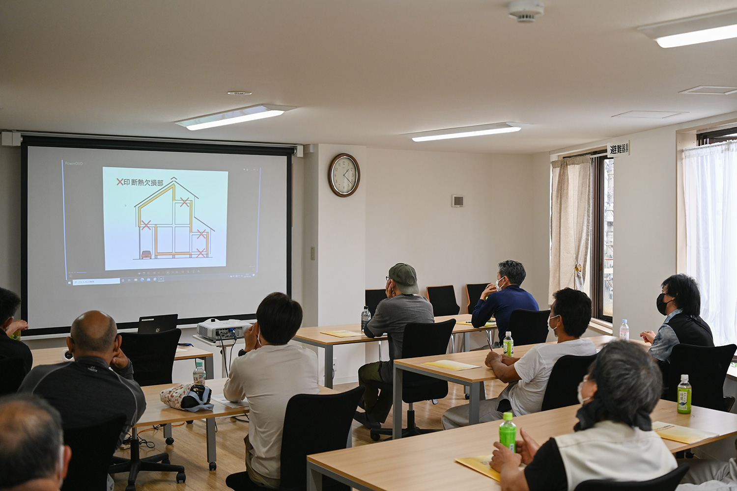 座学講習の様子。断熱ラインの連続、熱橋対策、防露とC値改善の要点をスライドで解説