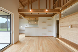 リビングの勾配天井と回遊動線がつながる1.5階建て平屋(所沢・川越・狭山の暮らしに最適)