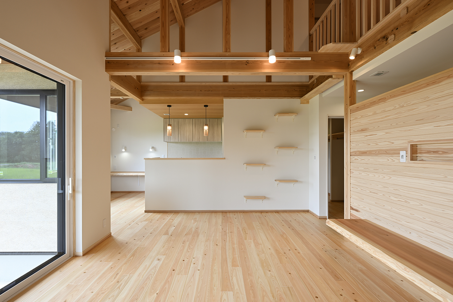 リビングの勾配天井と回遊動線がつながる1.5階建て平屋(所沢・川越・狭山の暮らしに最適)