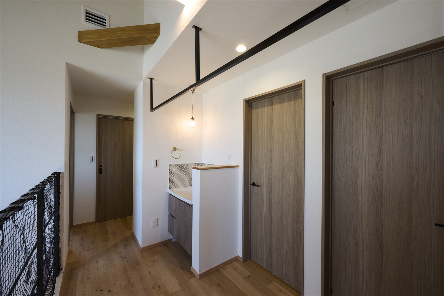 2階ホール/セカンド洗面と物干しバー(埼玉県東松山市|WELL+)