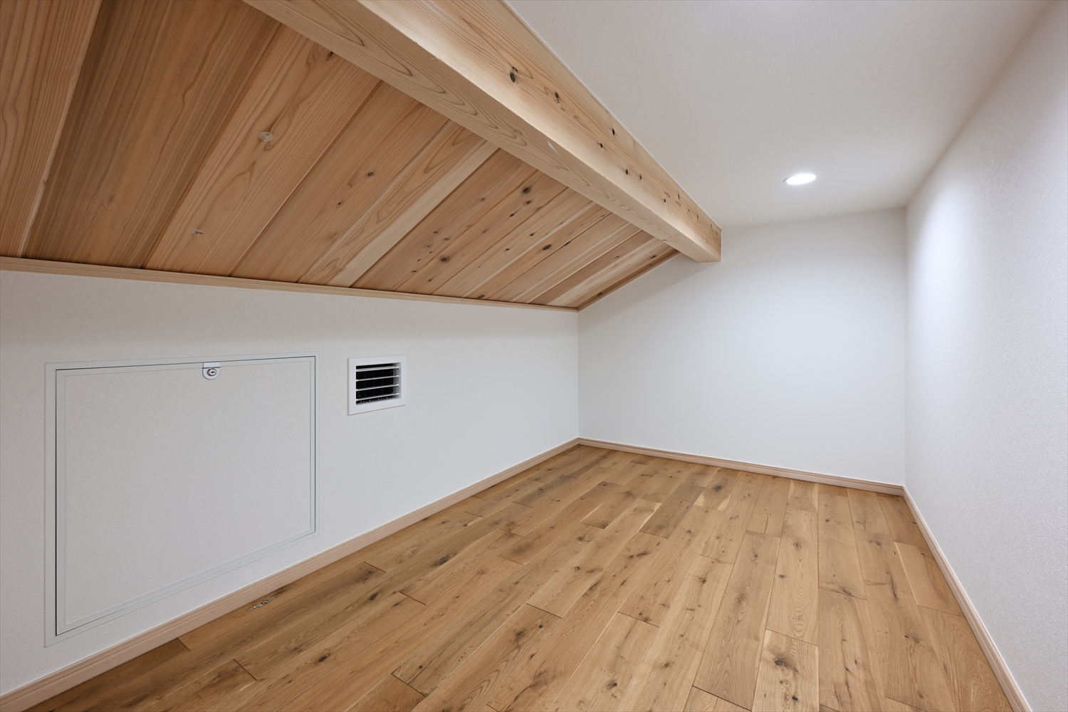 主寝室/木質天井と室内窓(埼玉県東松山市|WELL+)