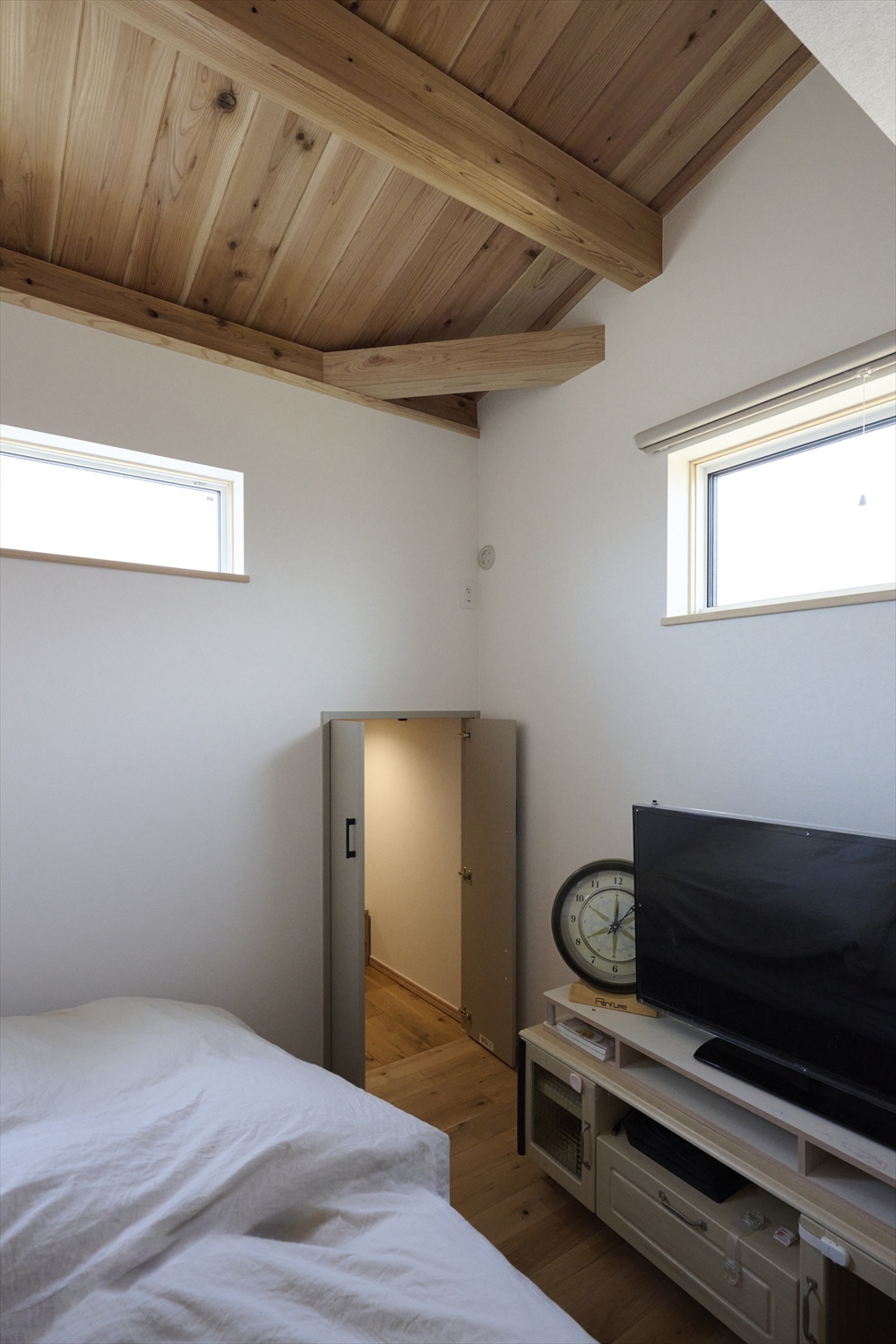 主寝室/小屋裏収納への開口(埼玉県東松山市|WELL+)