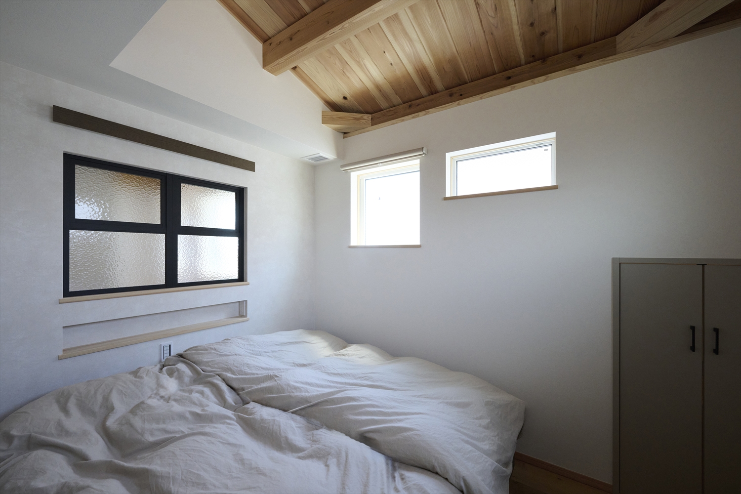 主寝室/木質天井と室内窓(埼玉県東松山市|WELL+)