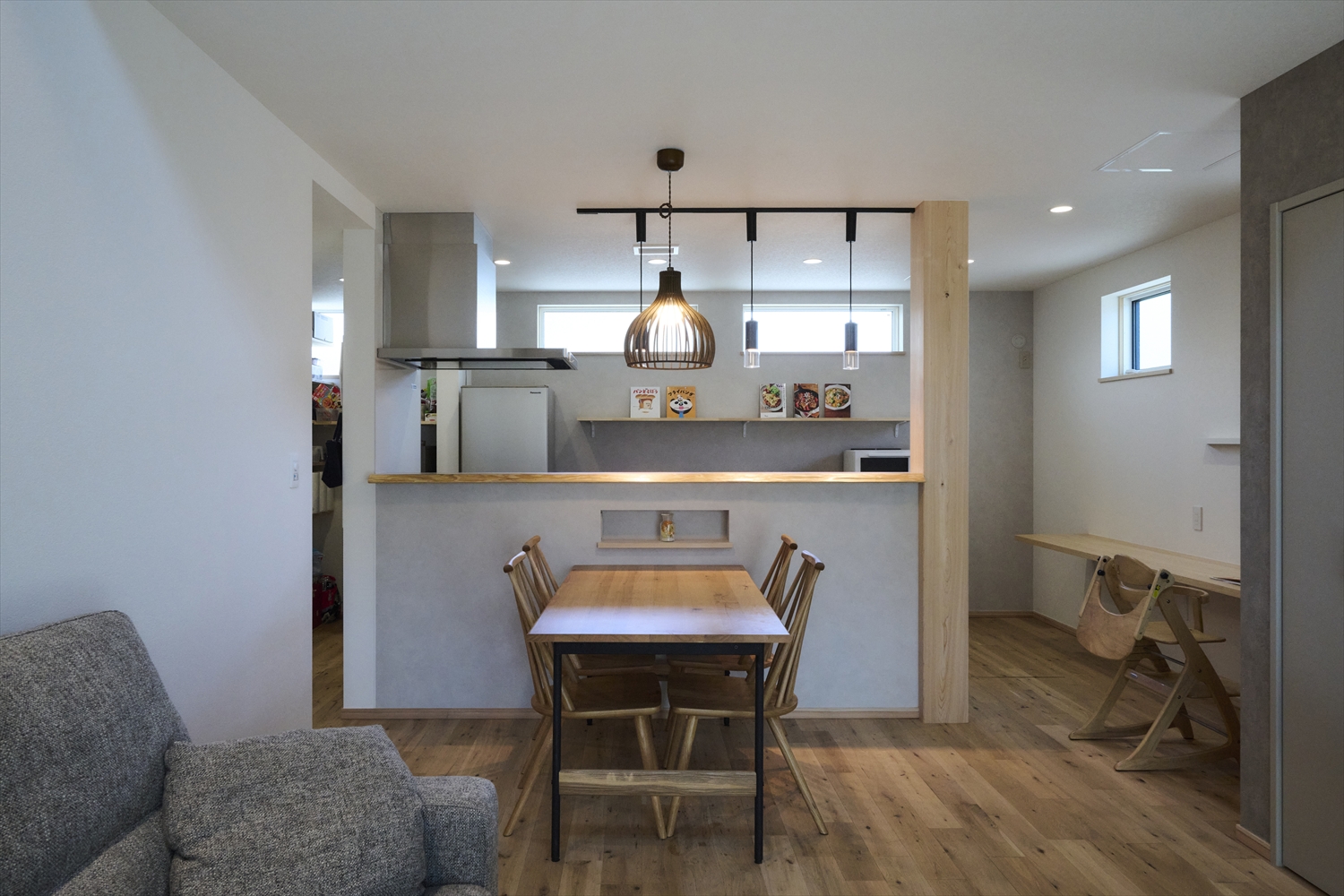 ダイニング/キッチン正面のペンダント照明(埼玉県東松山市|WELL+)