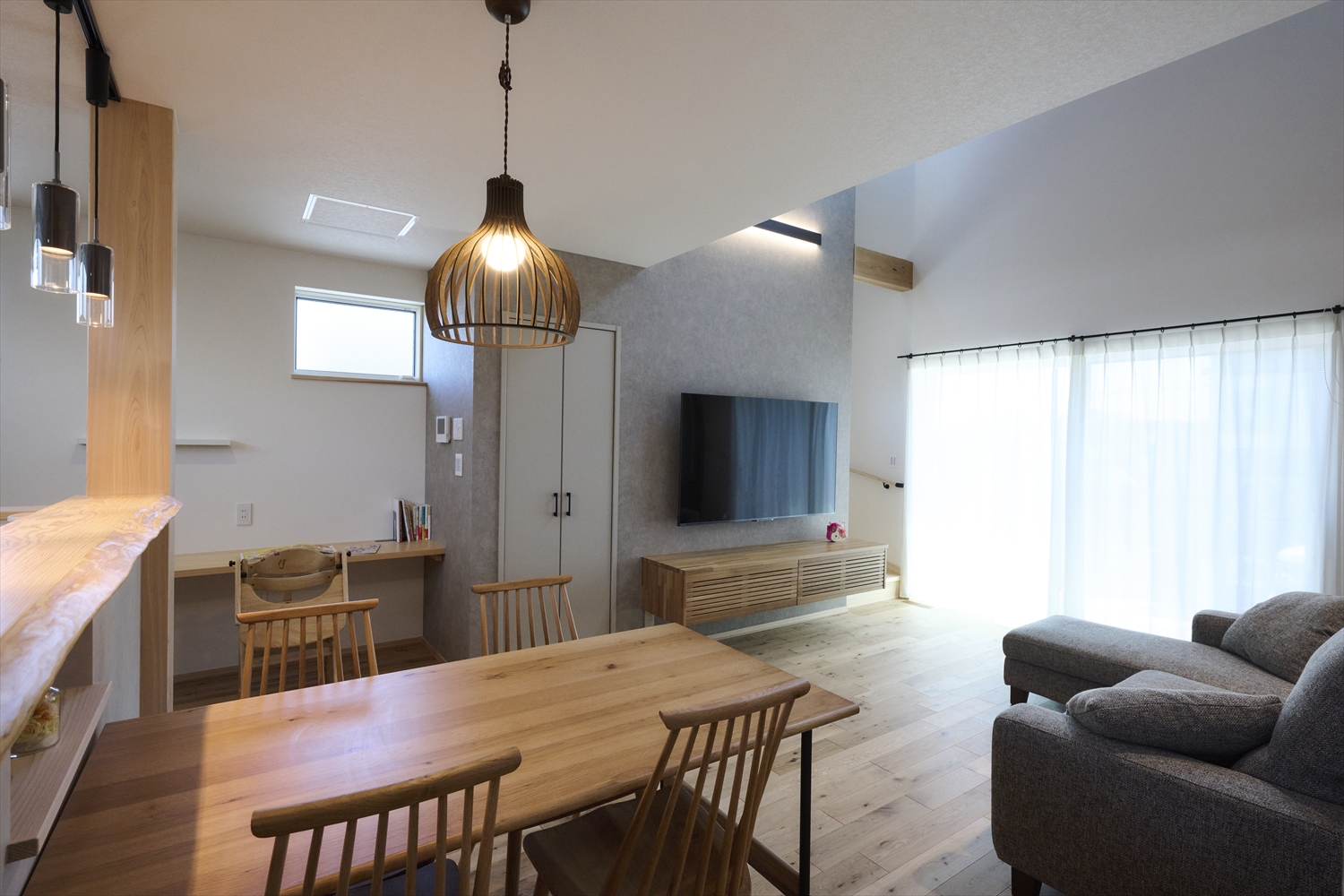 ダイニングからリビングを見る/一体感のある配置(埼玉県東松山市|WELL+)