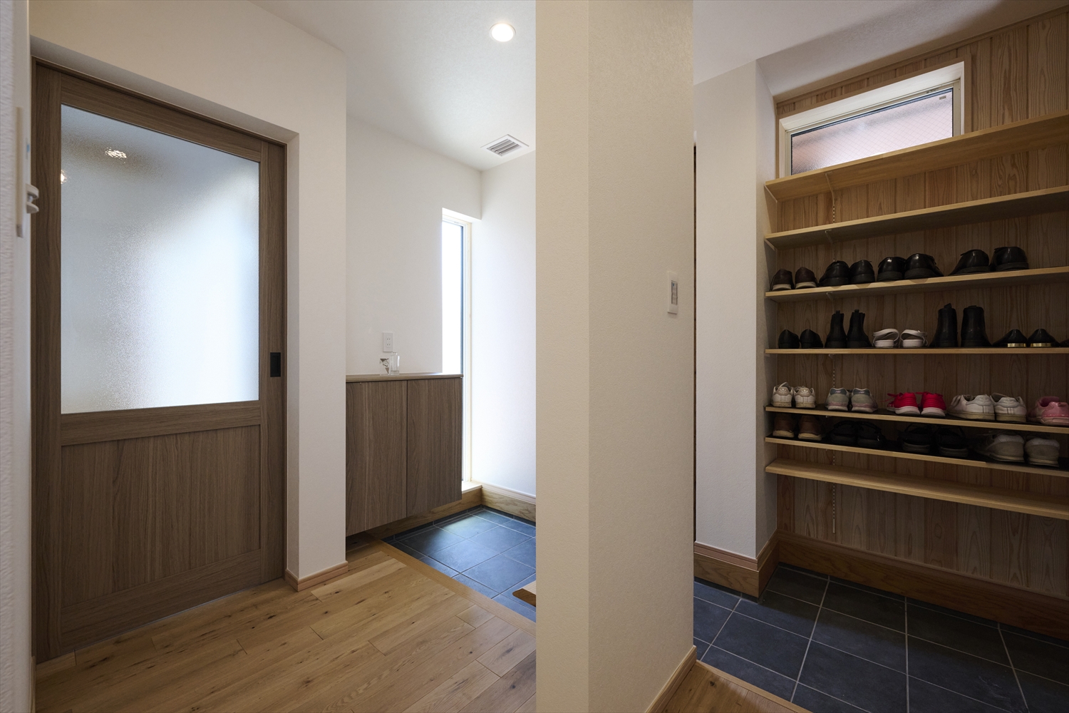 玄関ホール/明るい縦長窓と収納計画(埼玉県東松山市|WELL+)