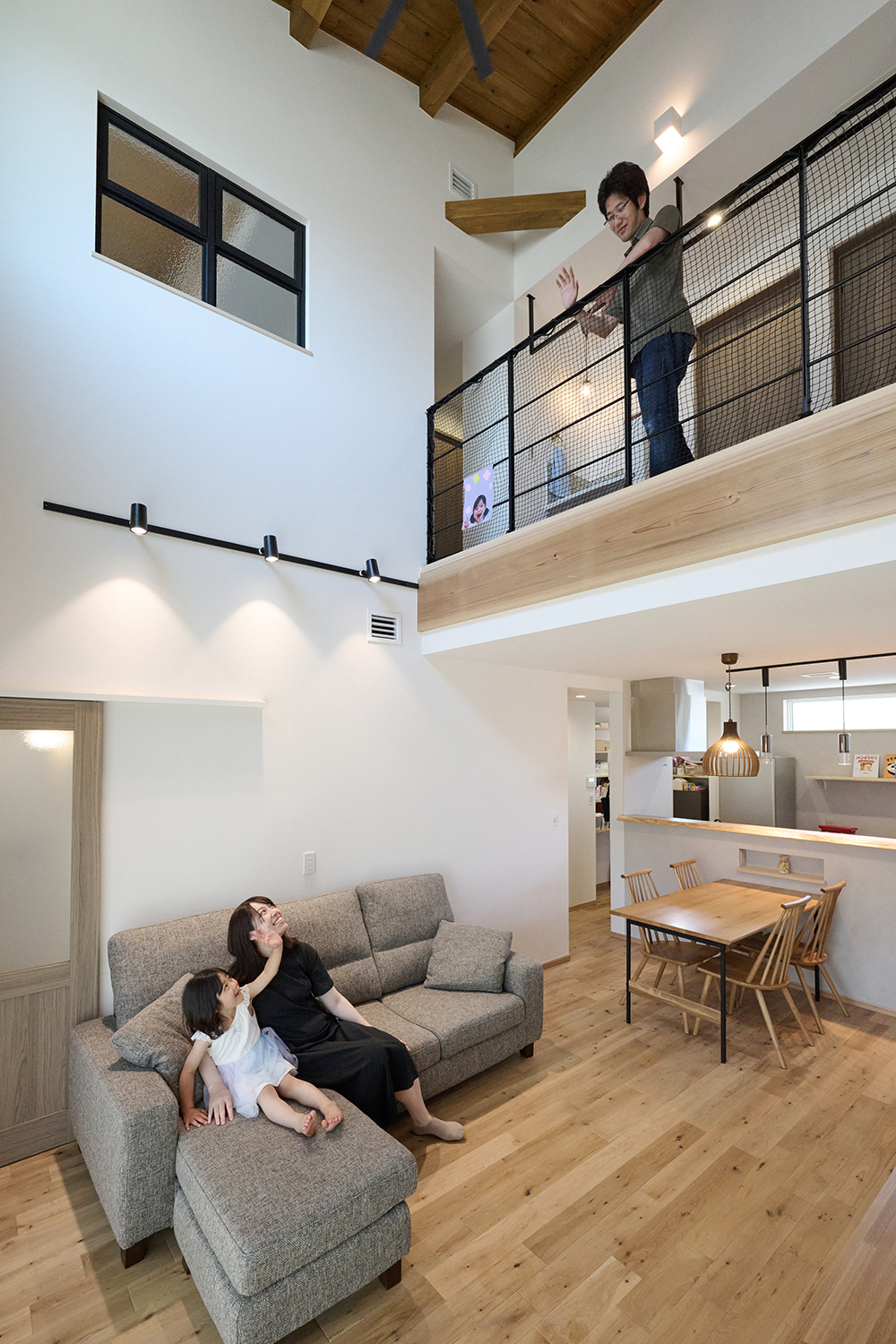 LDK/吹き抜け越しのコミュニケーション(埼玉県東松山市|WELL+)