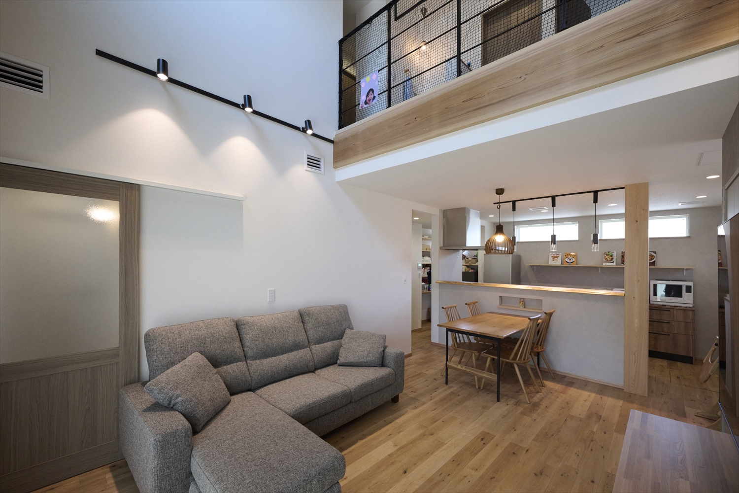 LDK/高天井とスポットライティング(埼玉県東松山市|WELL+)