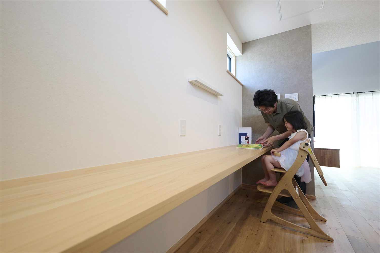 スタディコーナー/LDK一体の長いカウンター(埼玉県東松山市|WELL+)