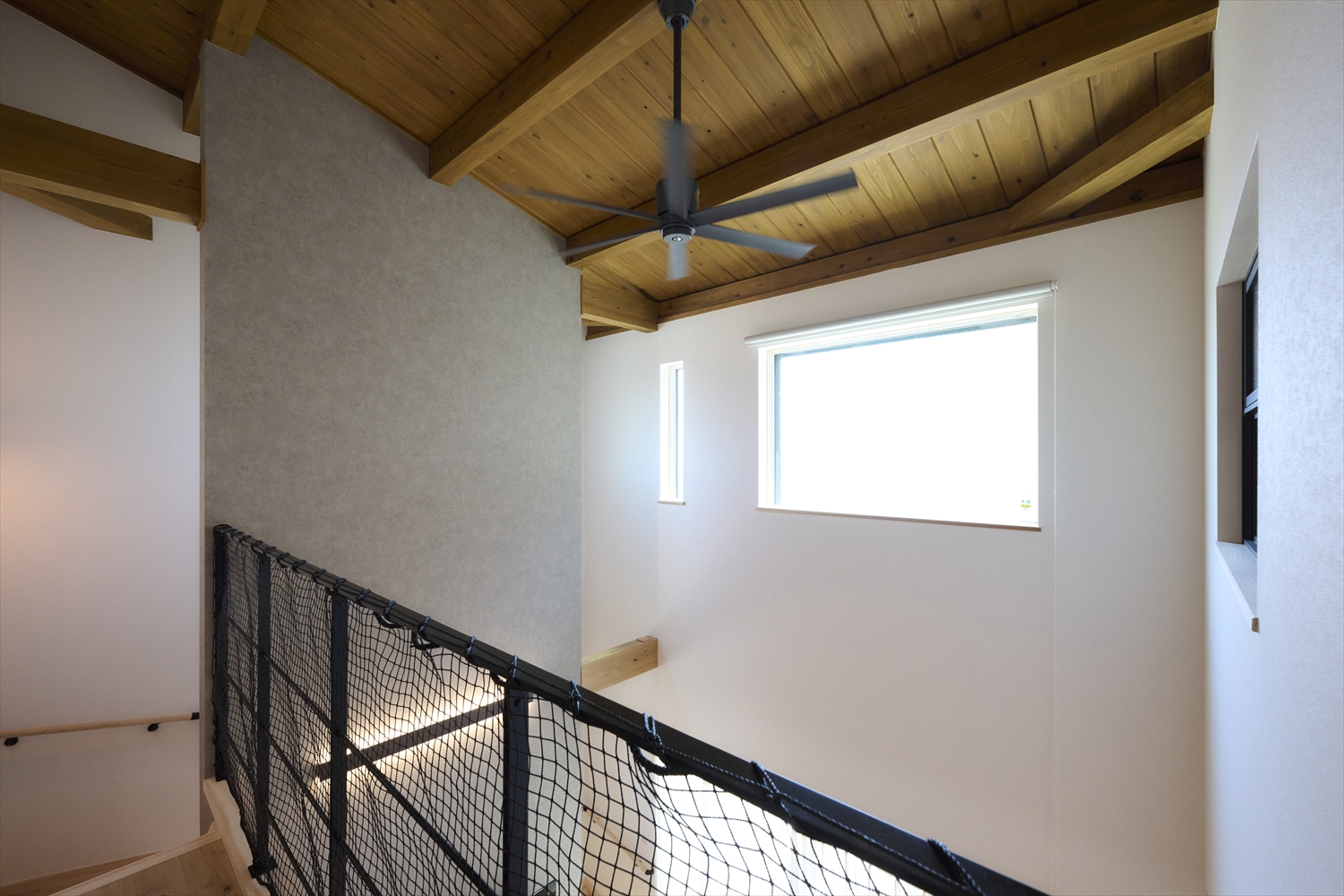 吹き抜け/ハイサイド窓とシーリングファン(埼玉県東松山市|WELL+)