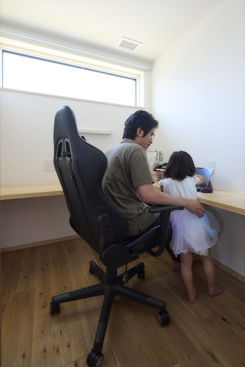 ワークスペース/横長カウンターと高窓(埼玉県東松山市|WELL+)