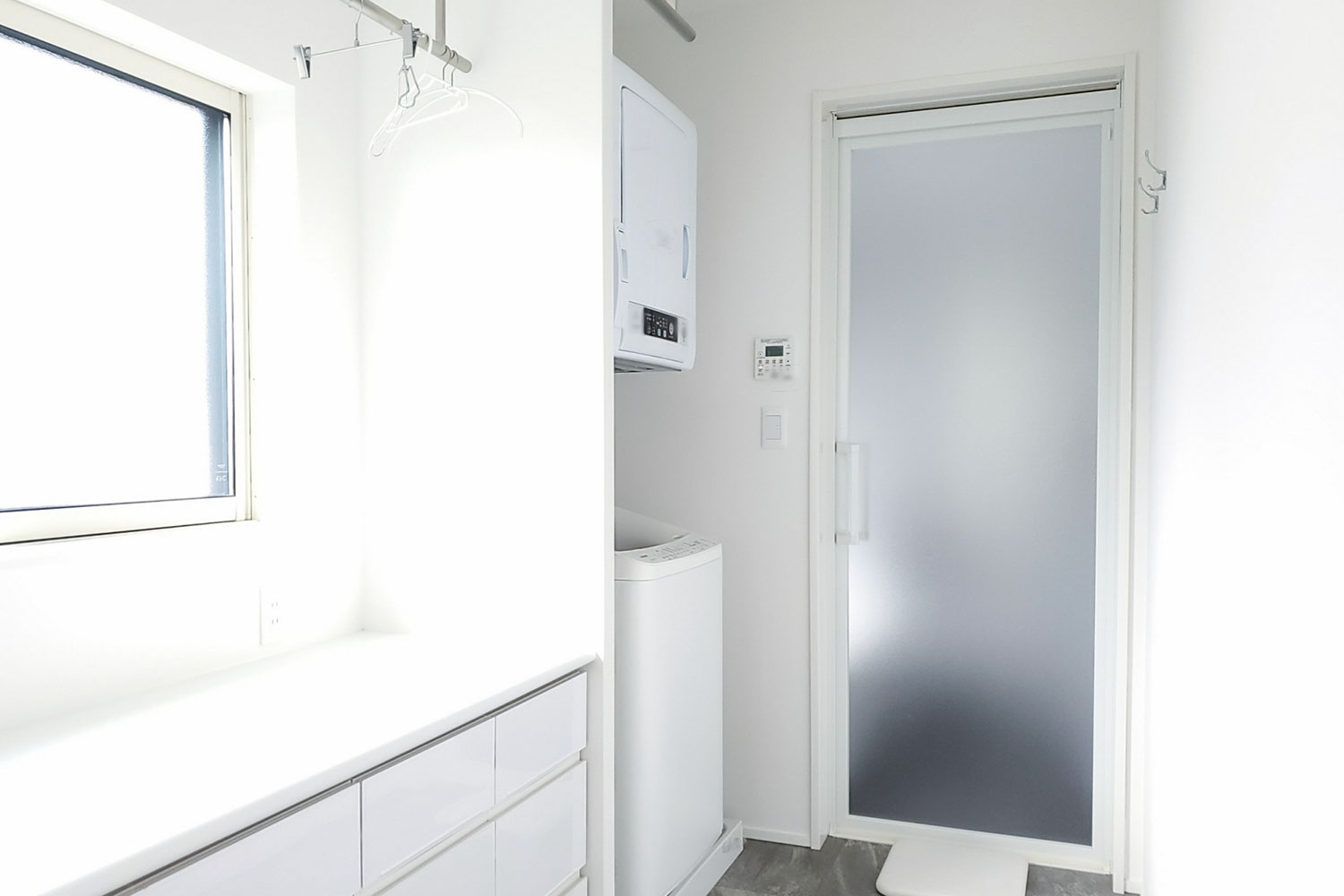 冬の寒い脱衣所と浴室のイメージ