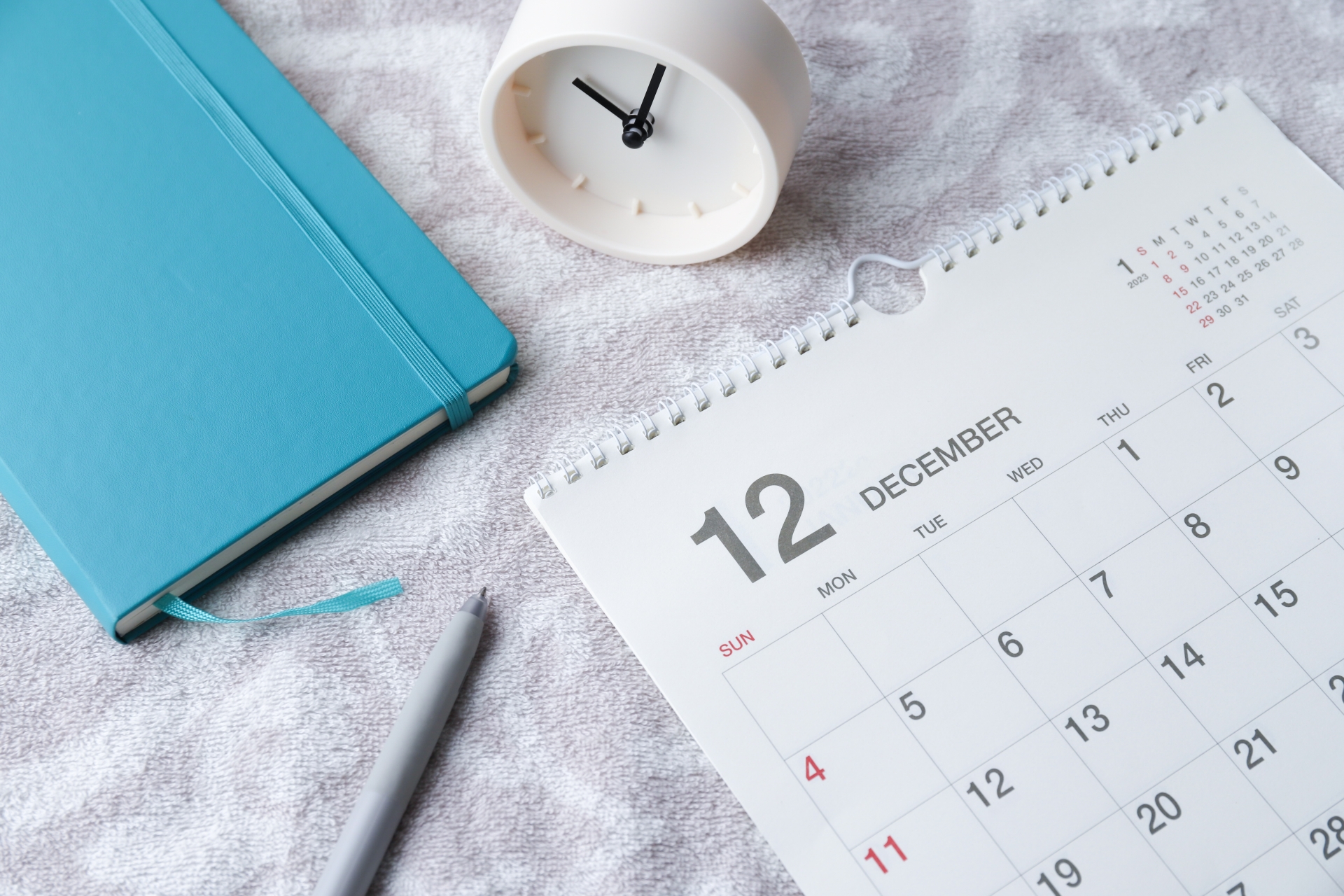 12月の税制改正大綱と年末の閣議決定を示すスケジュールカレンダー