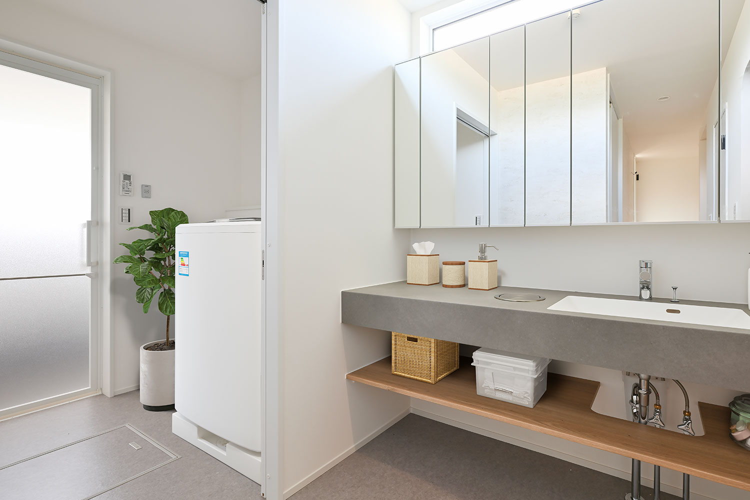 アップルホームの浴室と脱衣所の写真