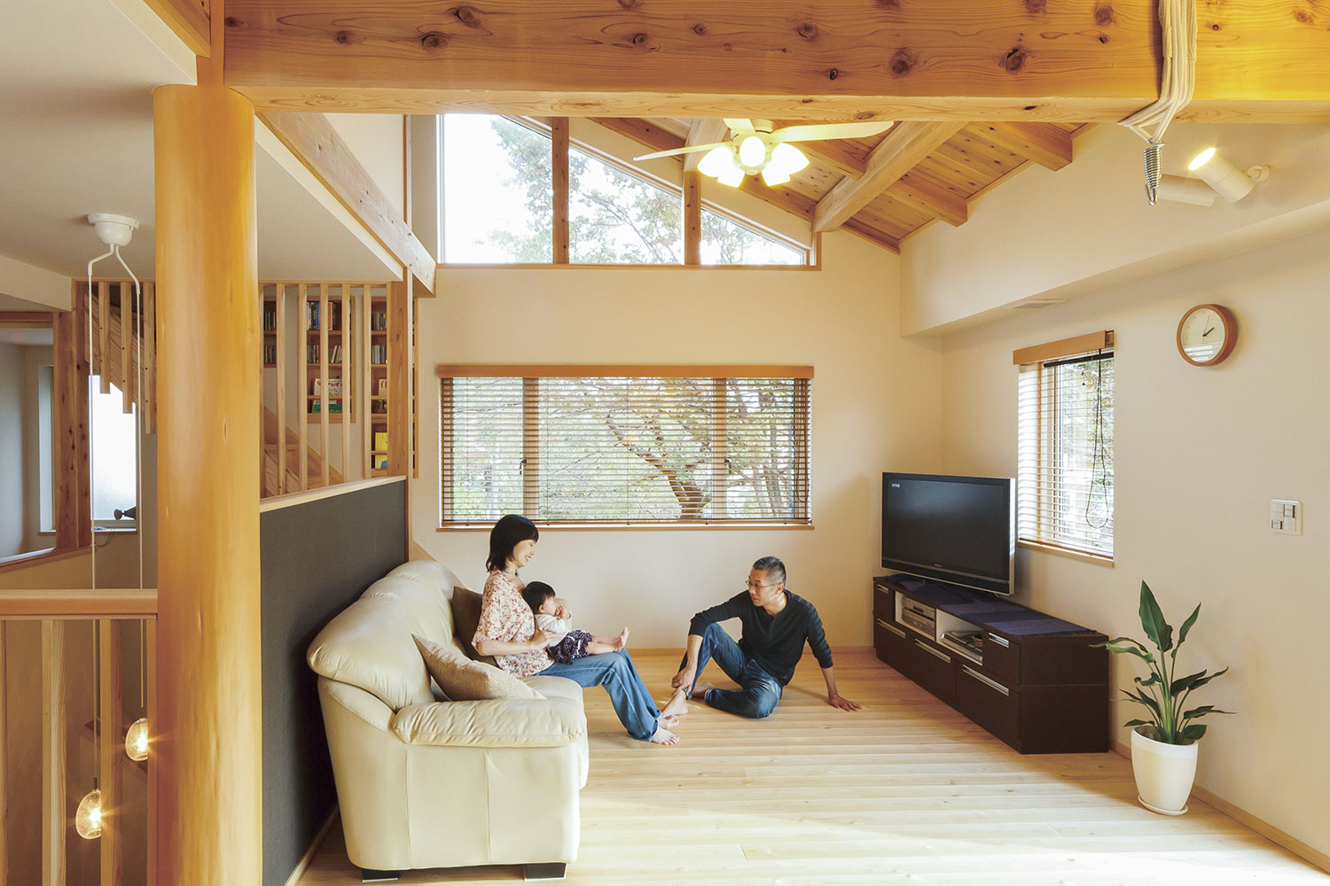 リビング・ダイニングで家族がくつろぐ様子。24時間換気のイメージ図