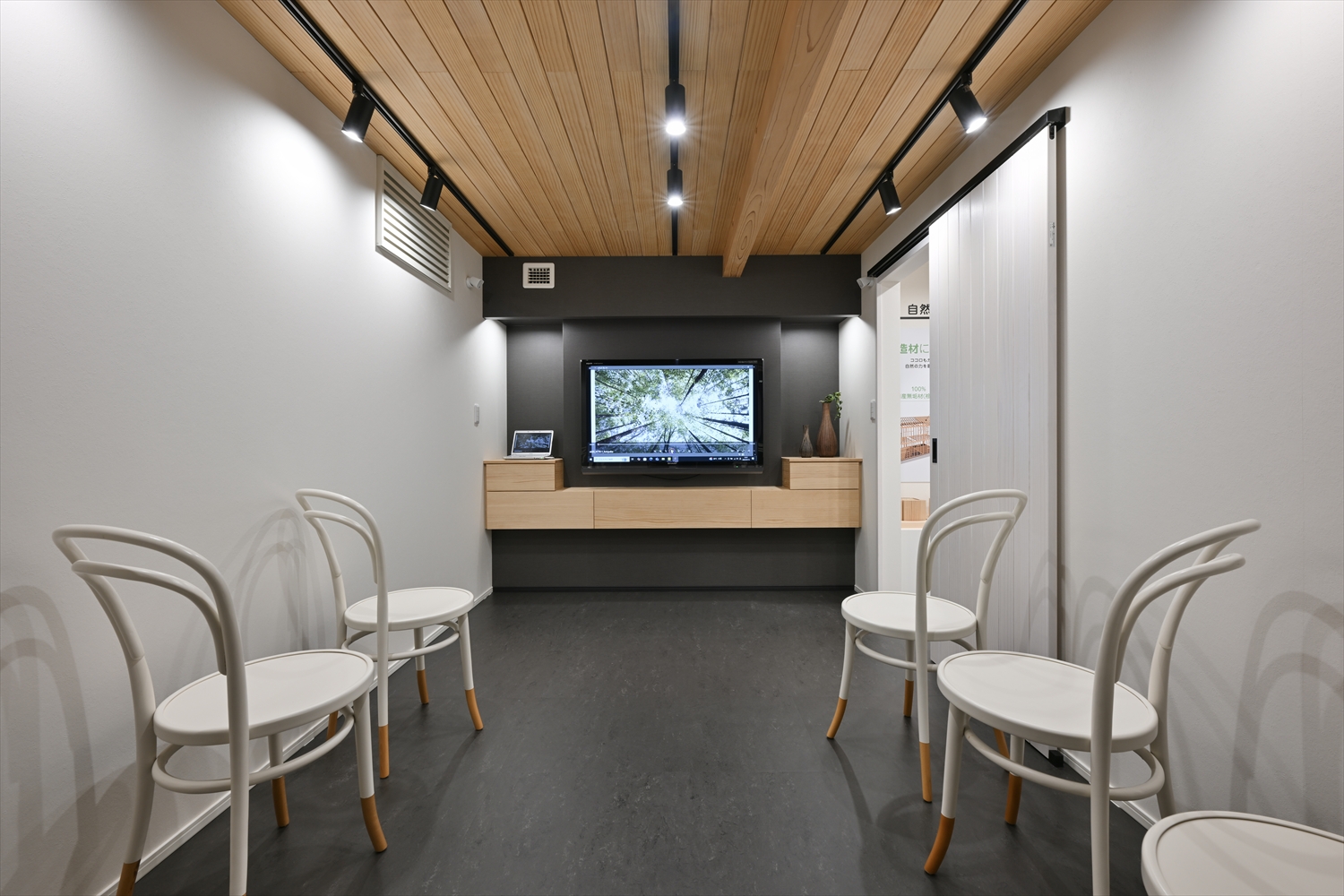 シアタールームでブランドコンセプトを解説