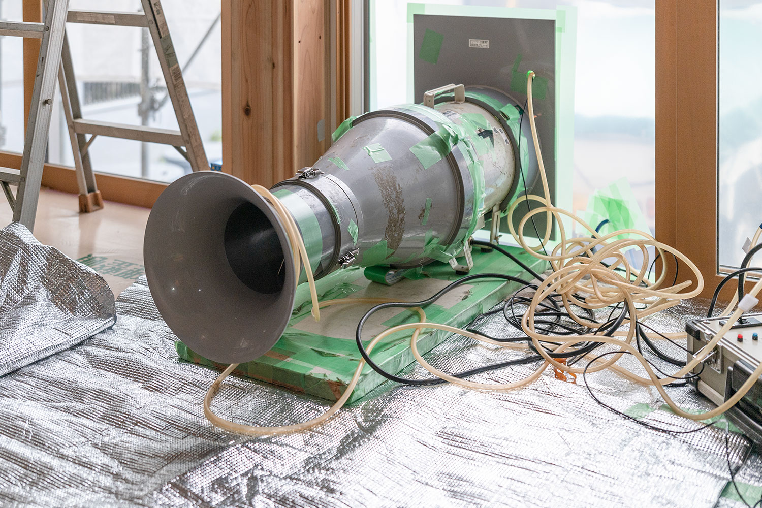 アップルホームの全棟気密測定の様子(ブロワードア試験)