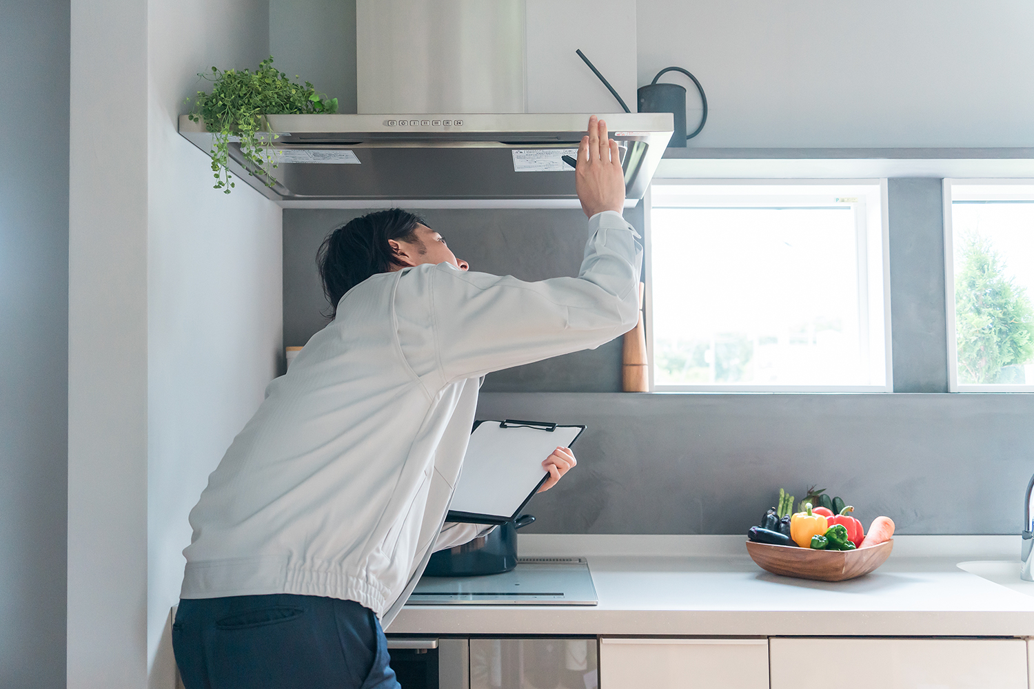 工務店スタッフが住まいの点検を行っている様子