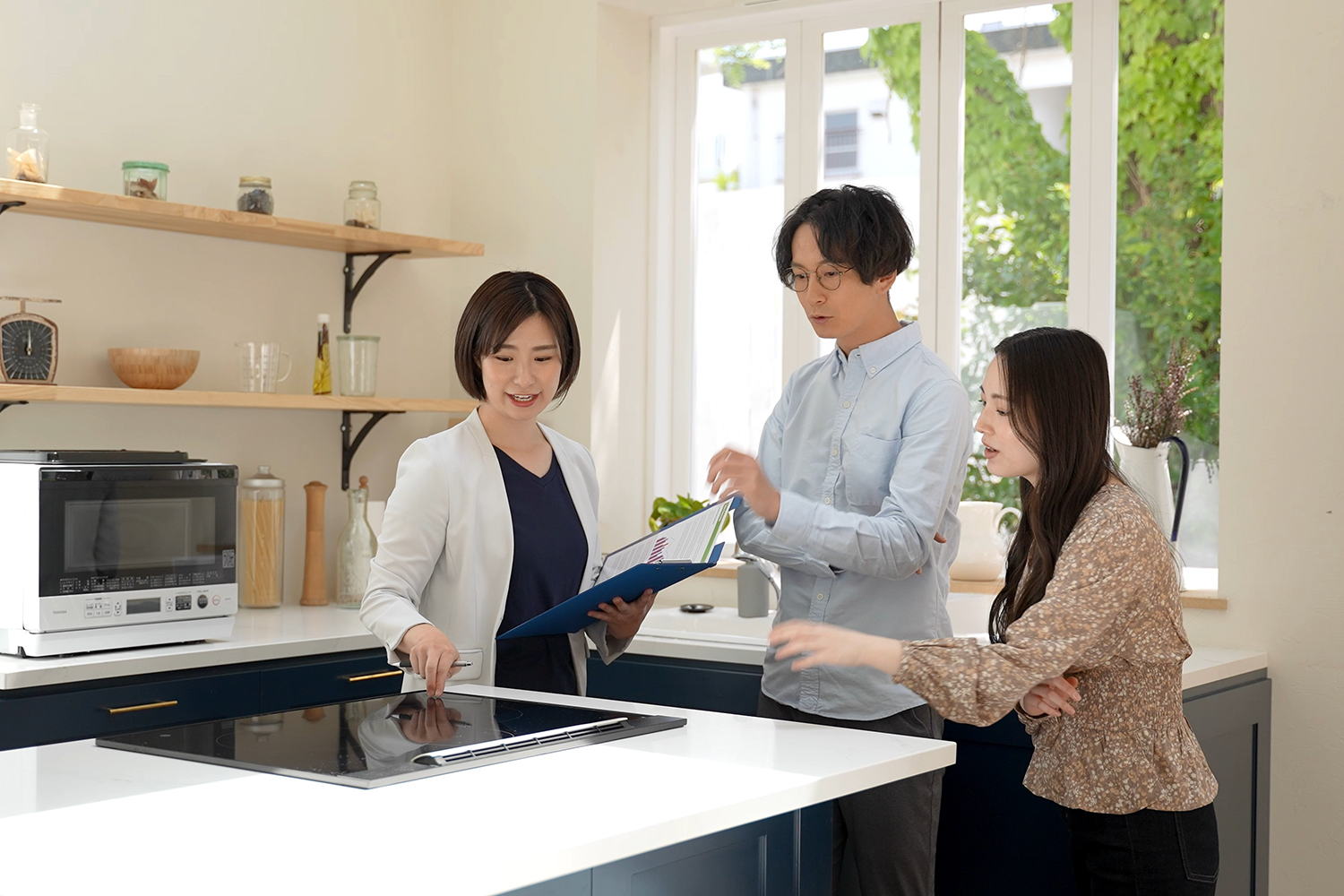 注文住宅のプランについて工務店スタッフと打ち合わせをする夫婦