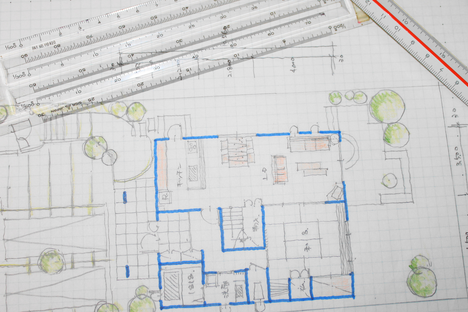 土地の形を見ながら注文住宅のプランを考える工務店スタッフと夫婦