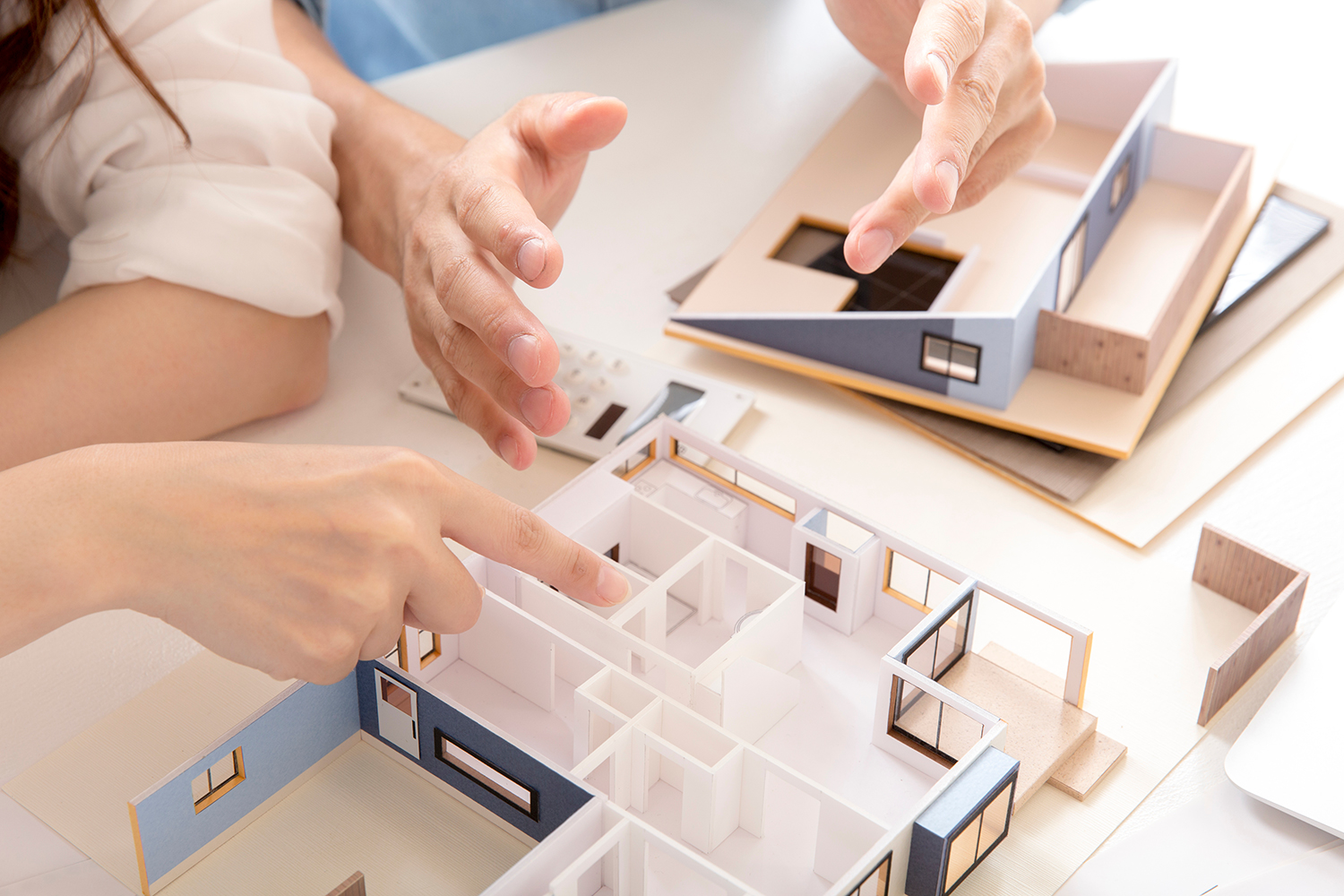 理想の暮らしをノートに書き出す家づくり中の夫婦